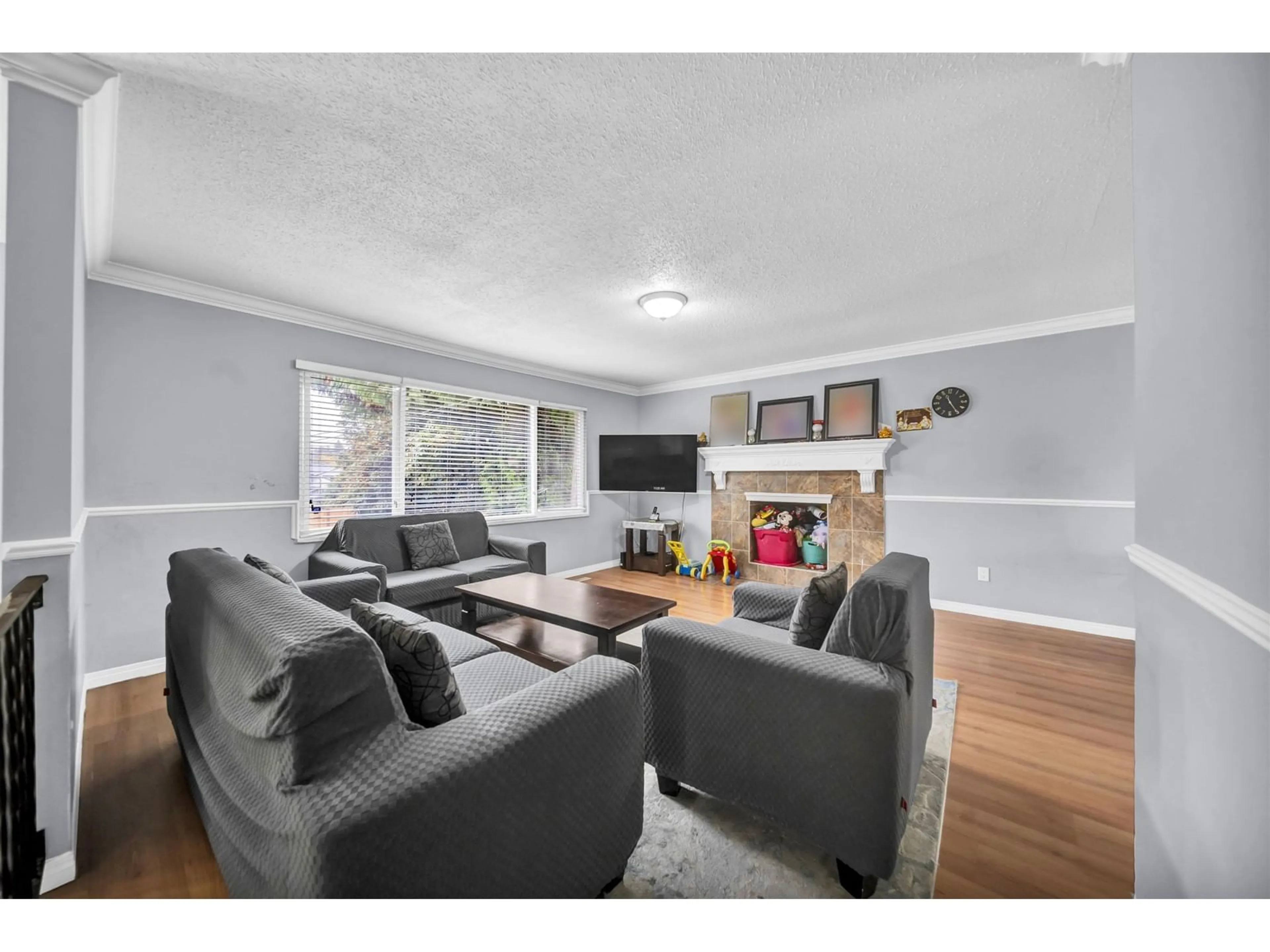 Living room, wood floors for 6721 132 STREET, Surrey British Columbia V3W4L7