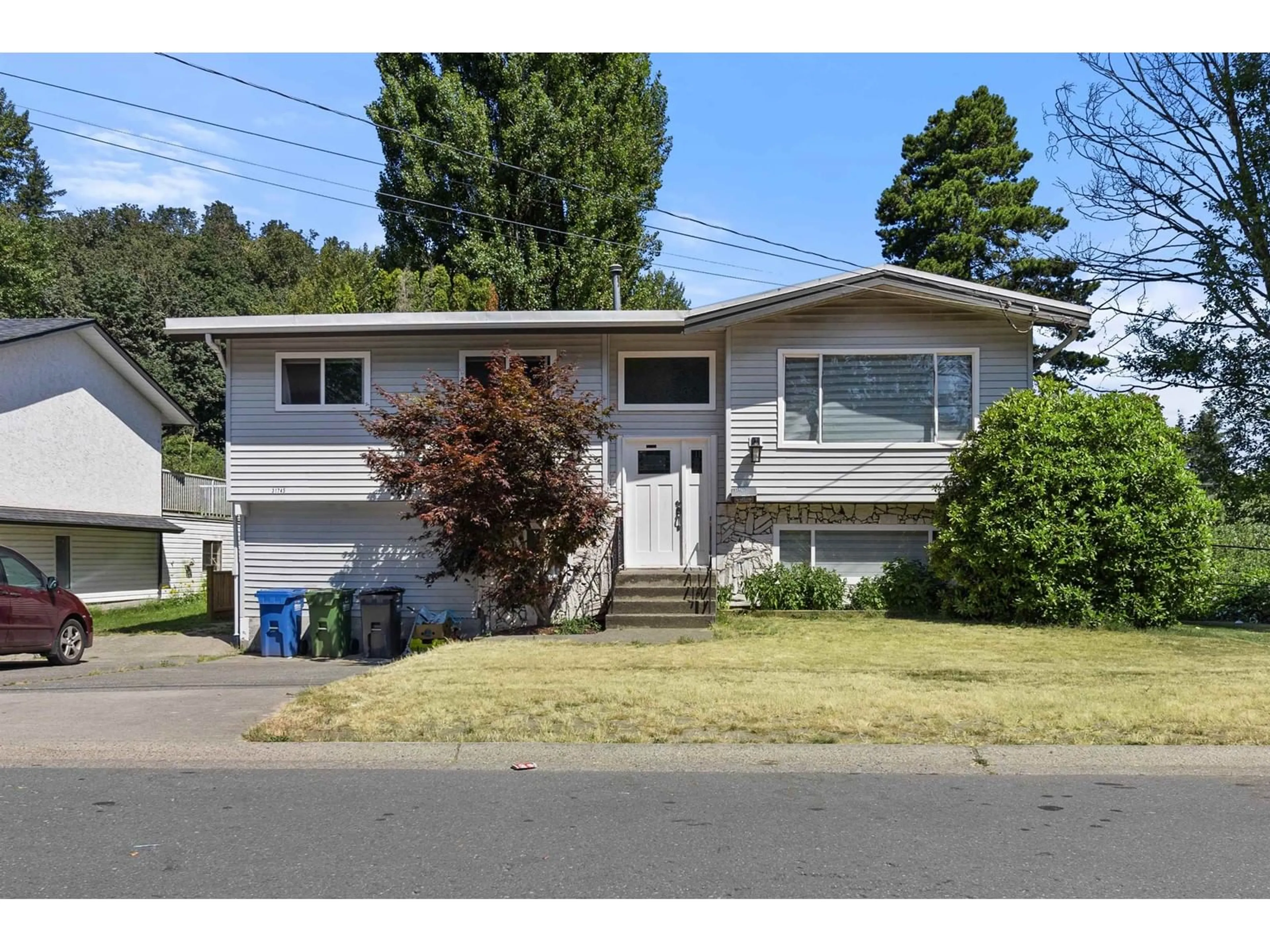 Frontside or backside of a home, the street view for 31745 CHARLOTTE AVENUE, Abbotsford British Columbia V2T3Z6