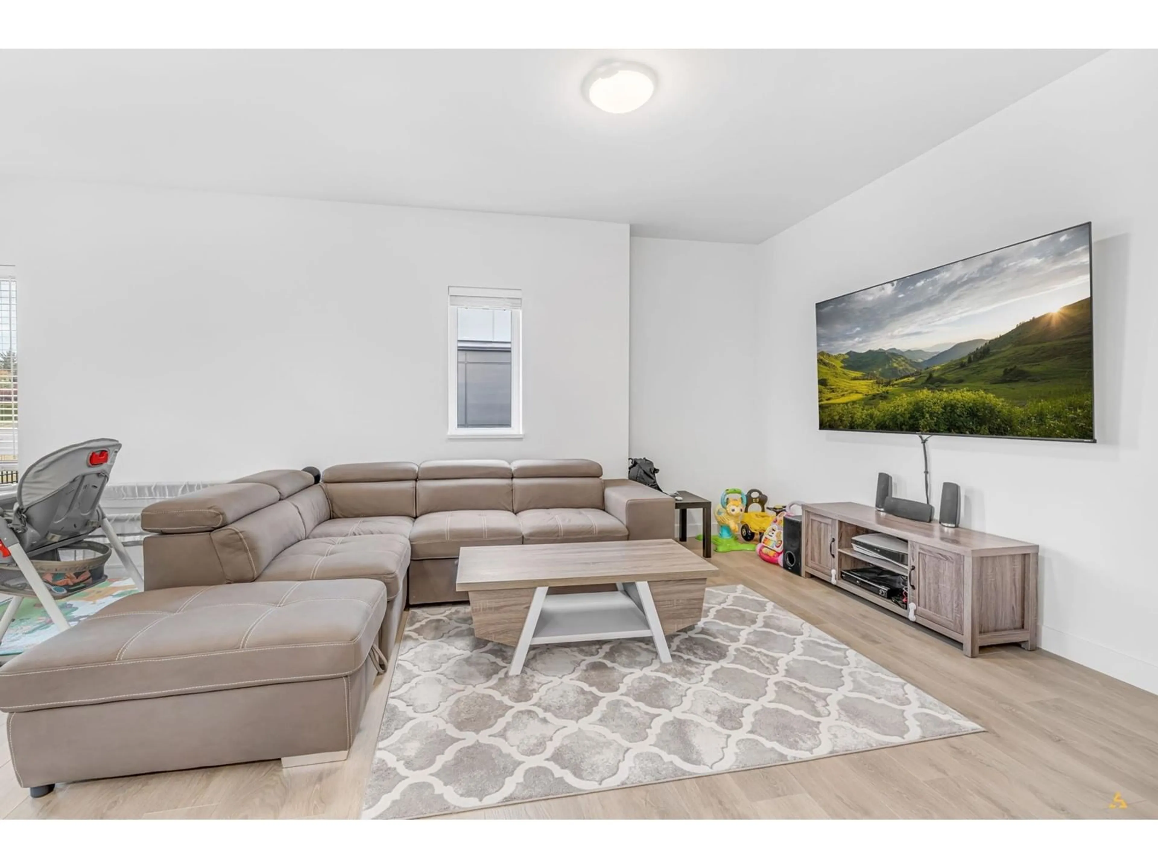 Living room, carpet floors for 47 1419 MCCALLUM ROAD, Abbotsford British Columbia V2S8B2