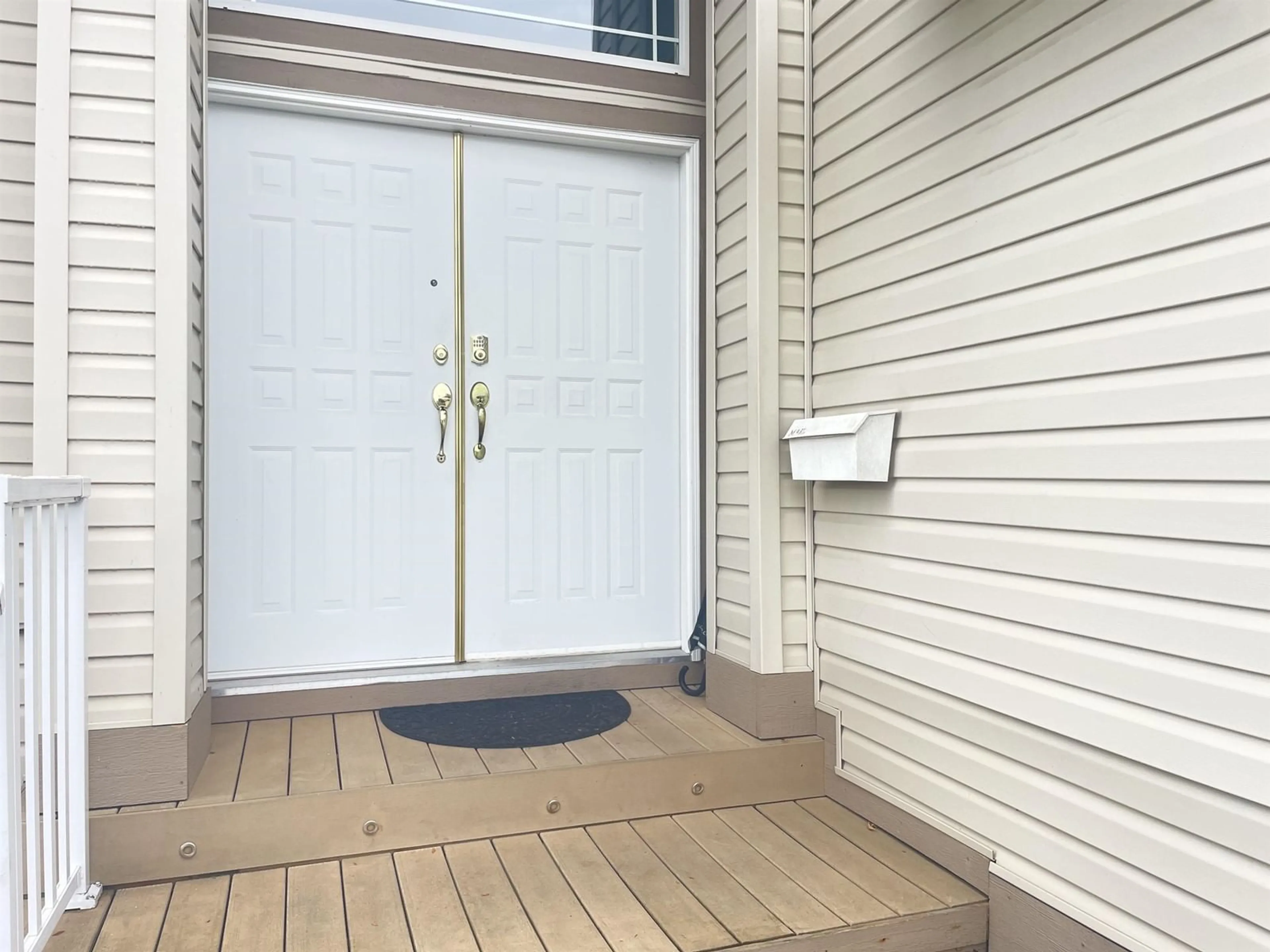 Indoor entryway, wood floors for 13438 63 AVENUE, Surrey British Columbia V3X1J8