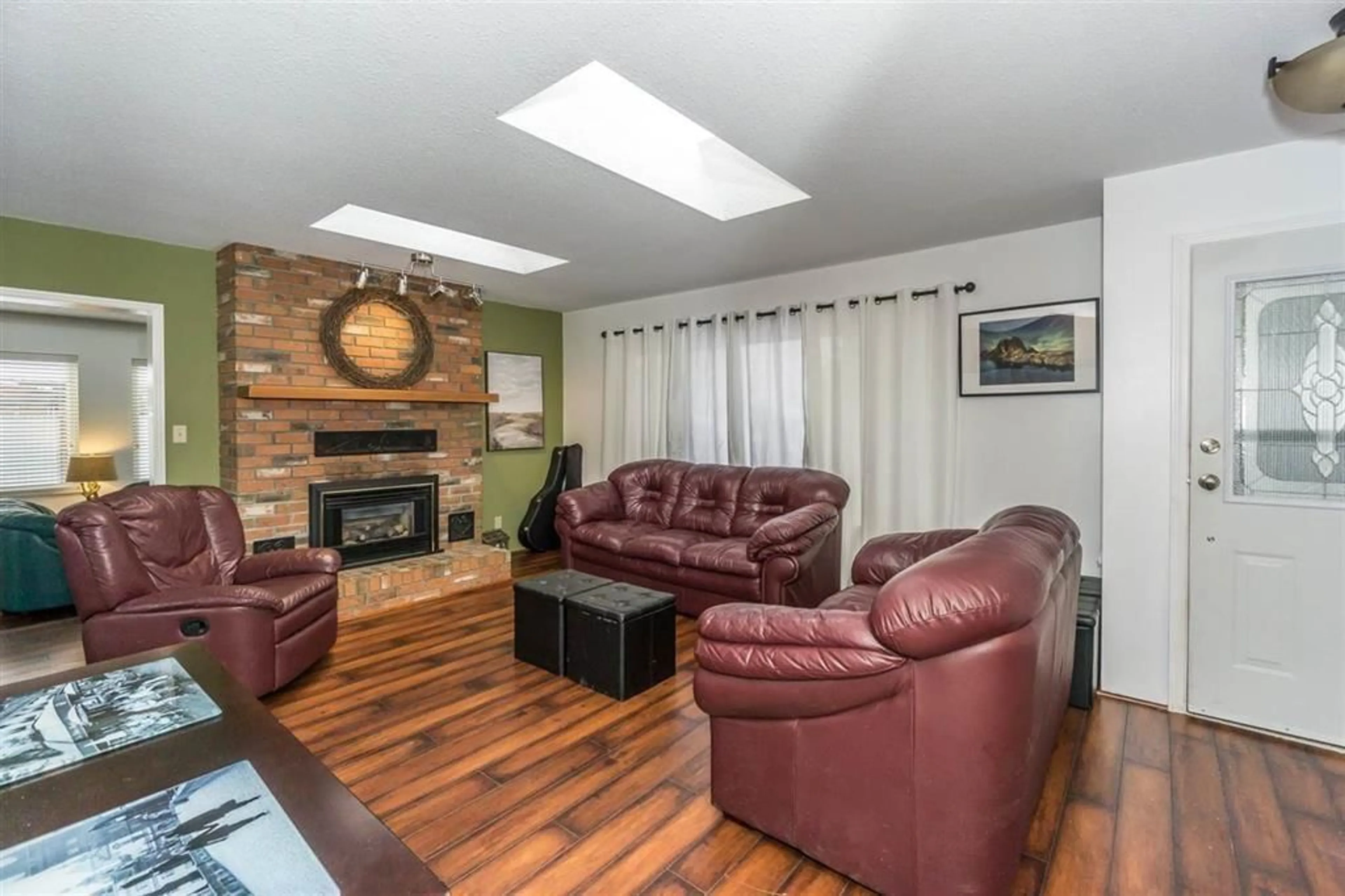 Living room, wood floors for 34740 3RD AVENUE, Abbotsford British Columbia V2S8B9