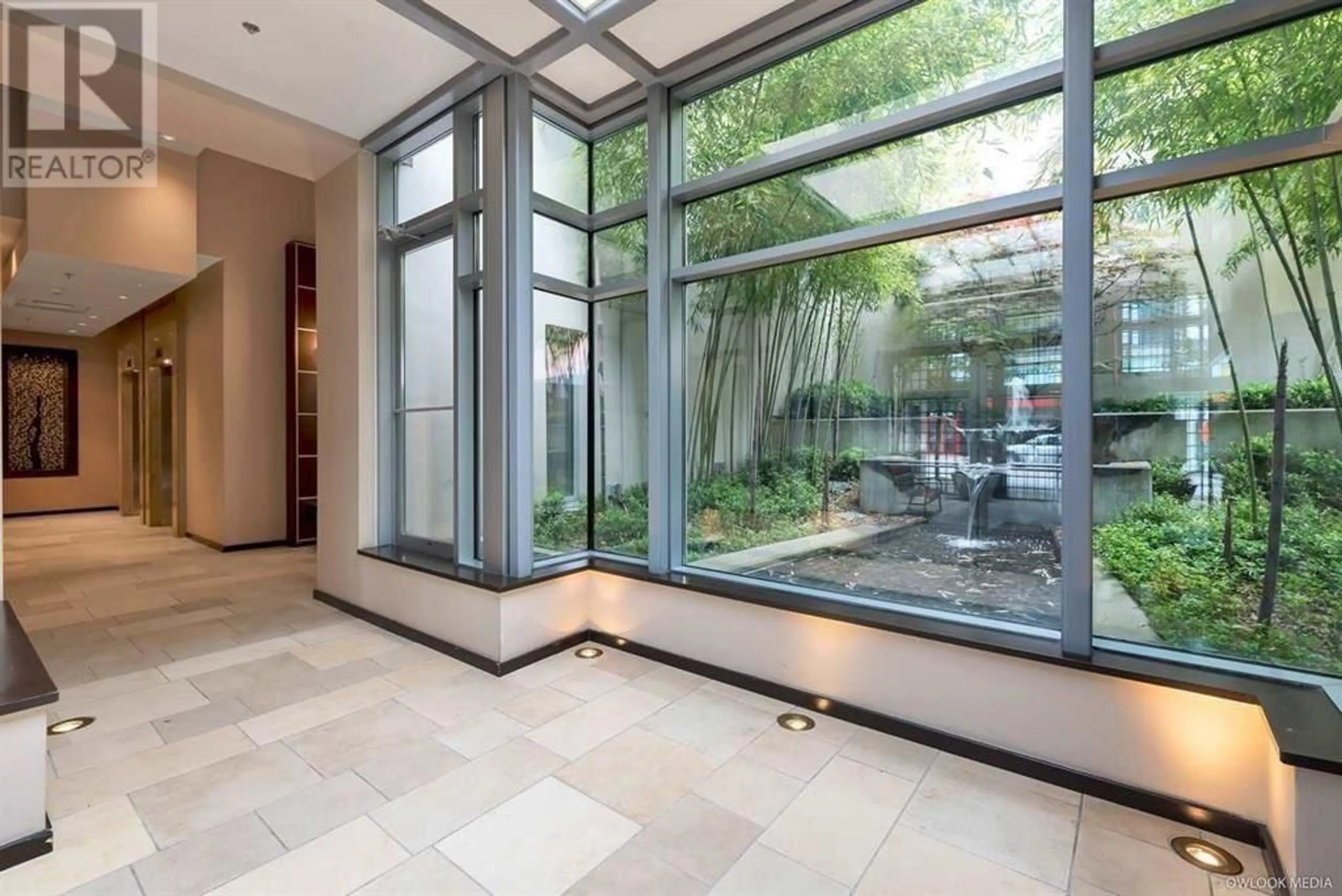 Indoor foyer, cement floor for 906 822 SEYMOUR STREET, Vancouver British Columbia V6B1L7