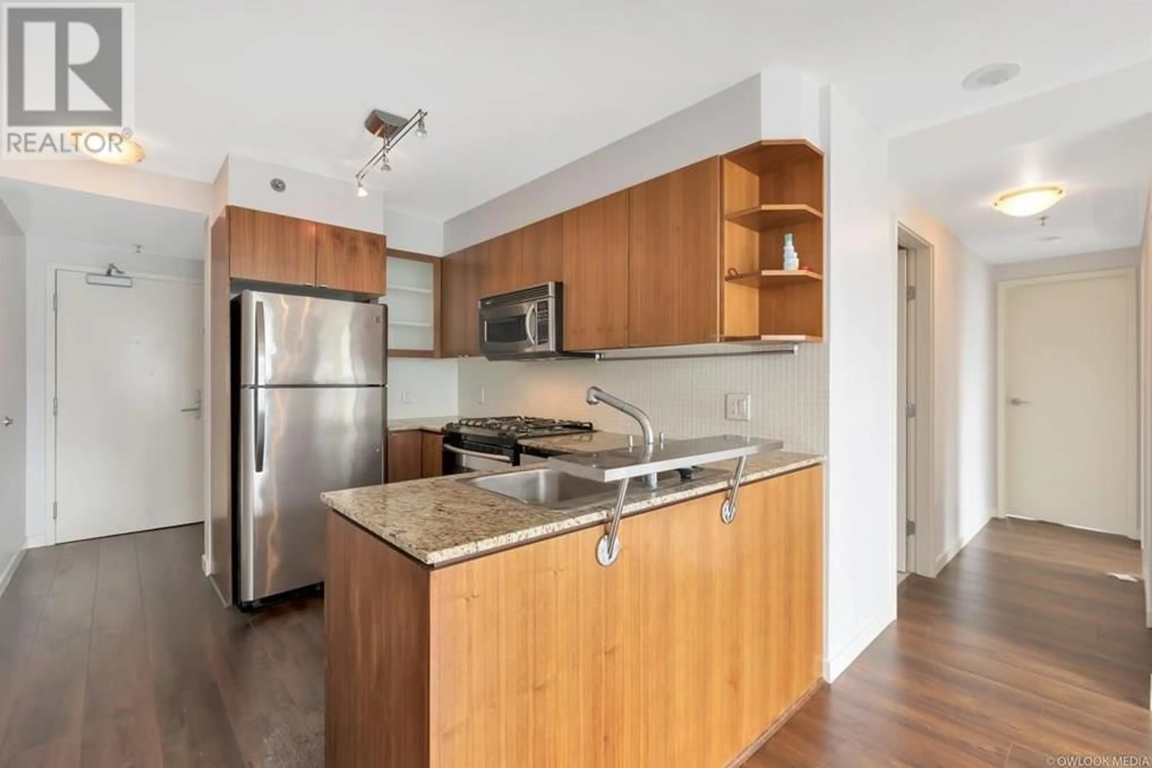 Standard kitchen, wood floors for 906 822 SEYMOUR STREET, Vancouver British Columbia V6B1L7