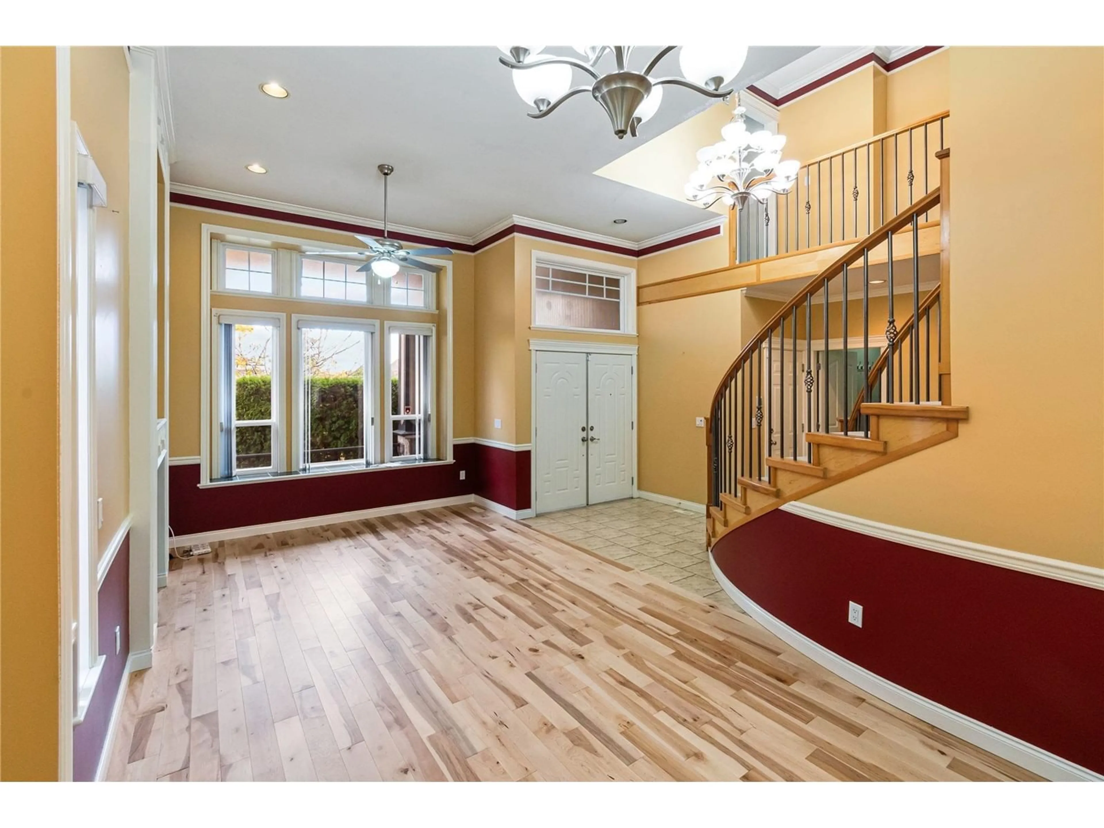 Indoor foyer, wood floors for 8115 169 STREET, Surrey British Columbia V4N5E5