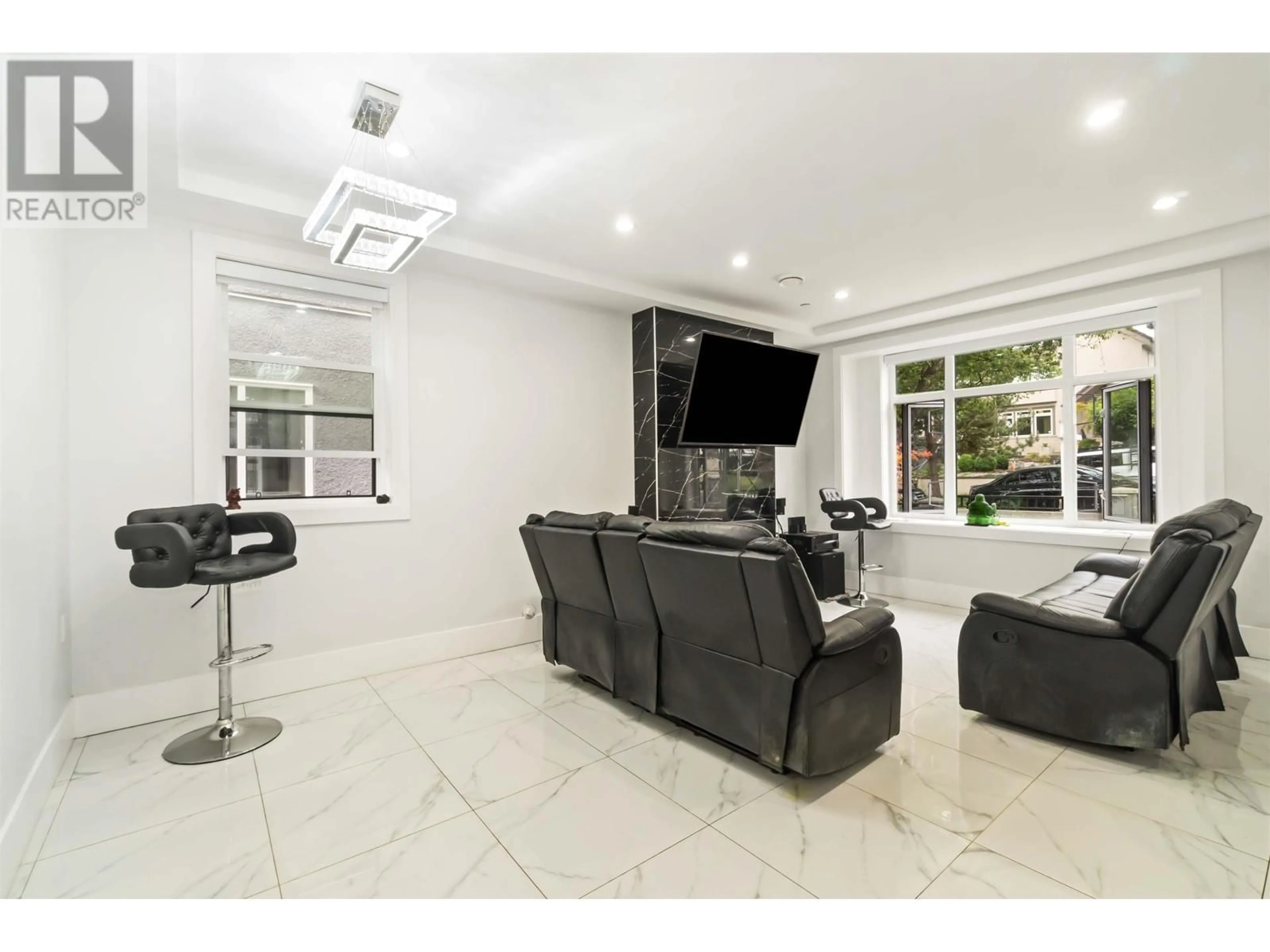 Living room, ceramic floors for 4841 DUMFRIES STREET, Vancouver British Columbia V5N3T8