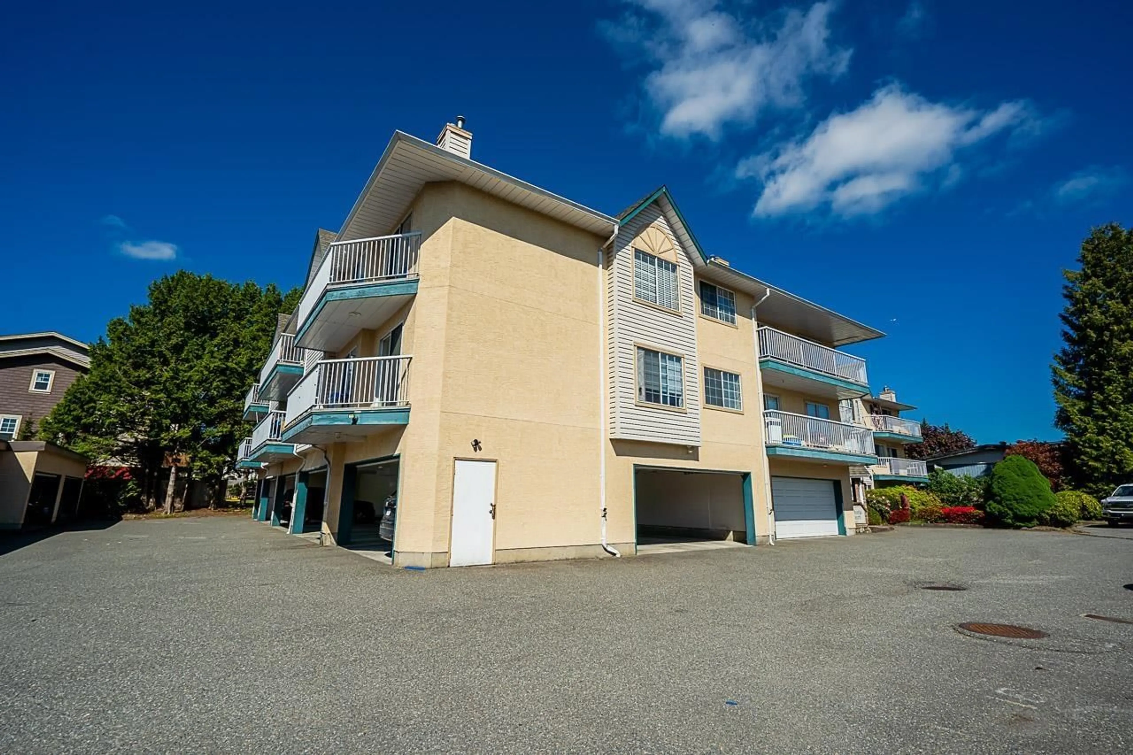 A pic from exterior of the house or condo, the front or back of building for 103 2567 VICTORIA STREET, Abbotsford British Columbia V2T2T4