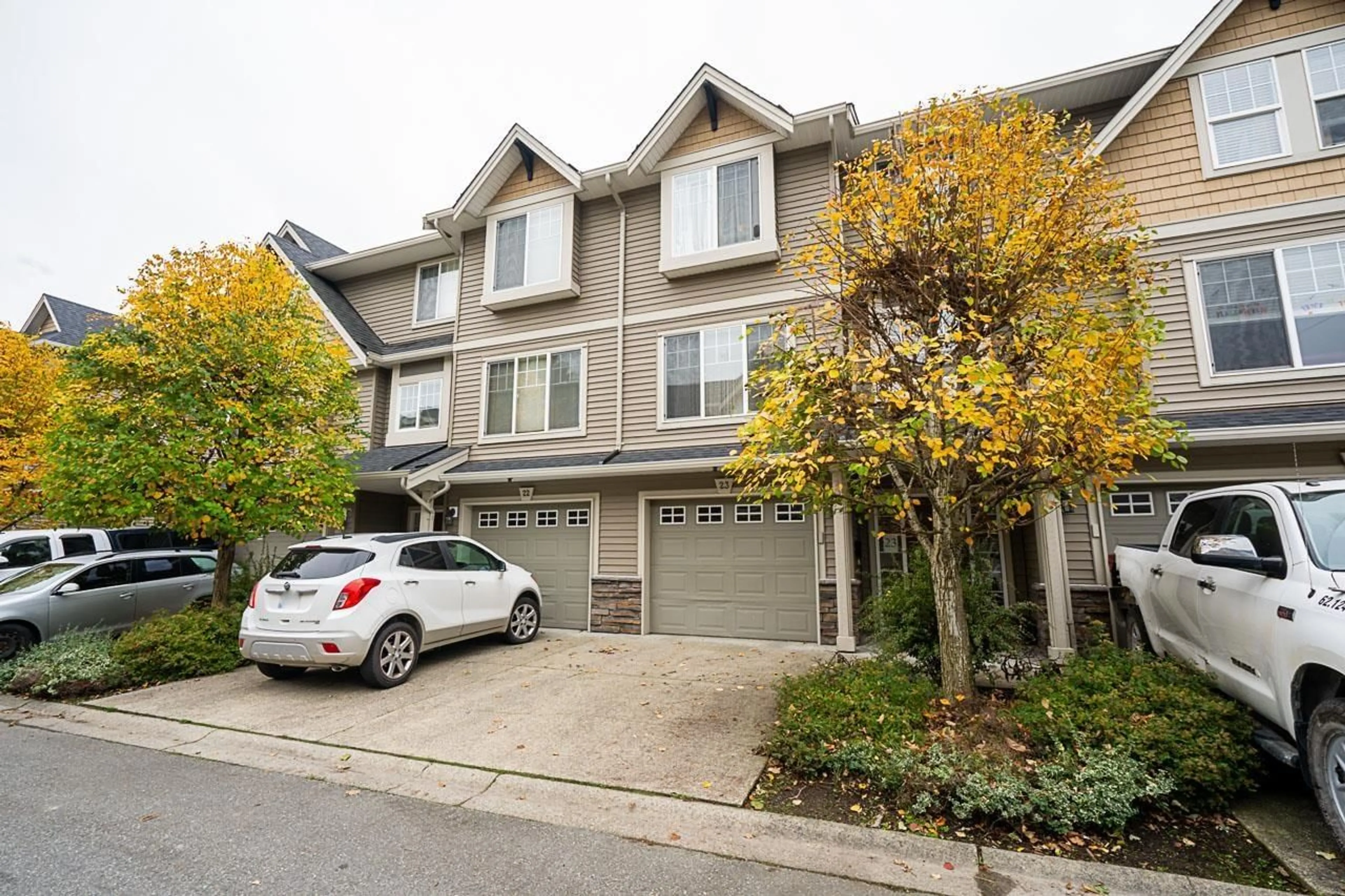 A pic from outside/outdoor area/front of a property/back of a property/a pic from drone, street for 23 - 9232 WOODBINE STREET, Chilliwack British Columbia V2P5S8