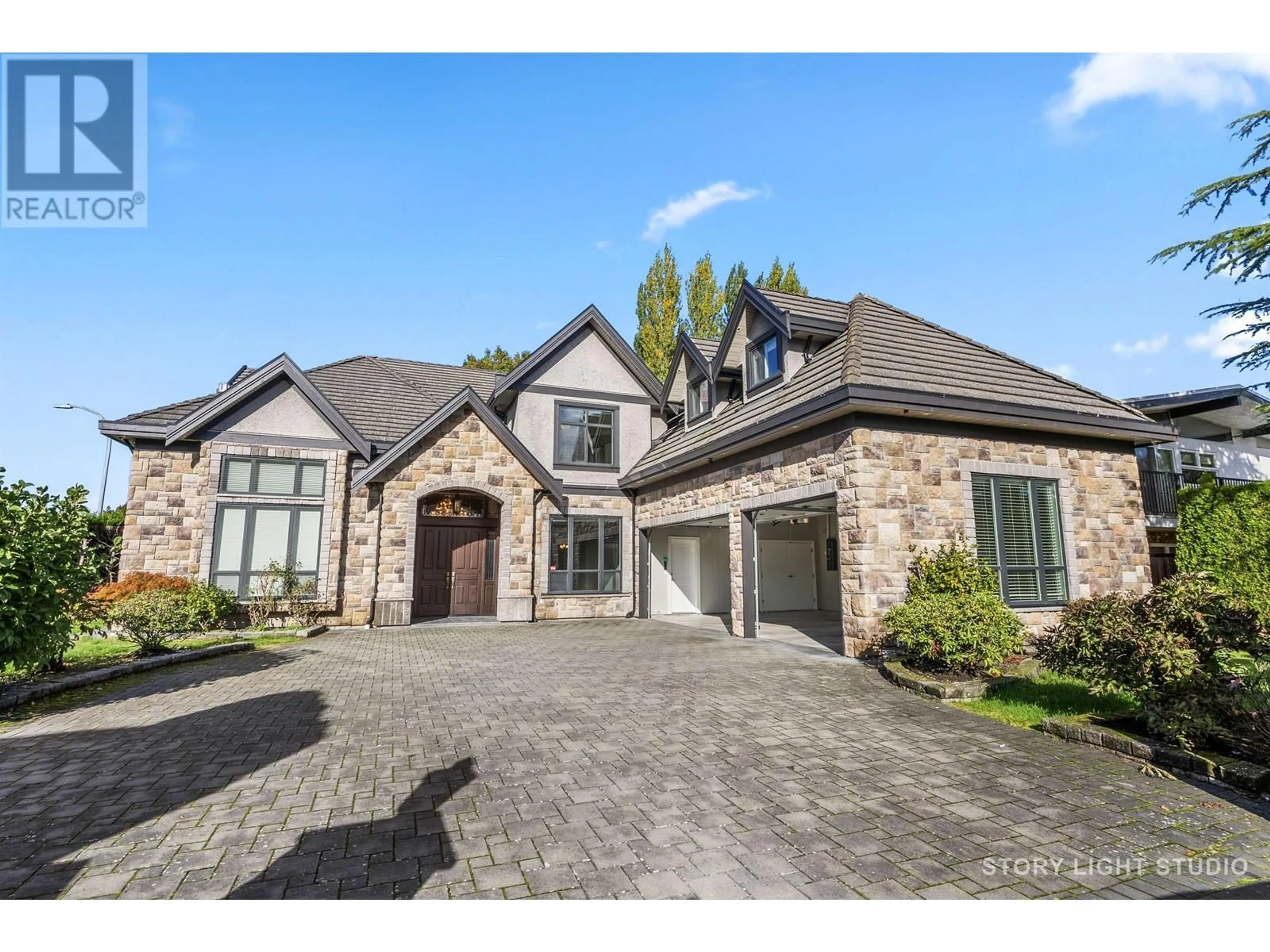 Indoor entryway, wood floors for 5515 LANGTREE AVENUE, Richmond British Columbia V7C4L6