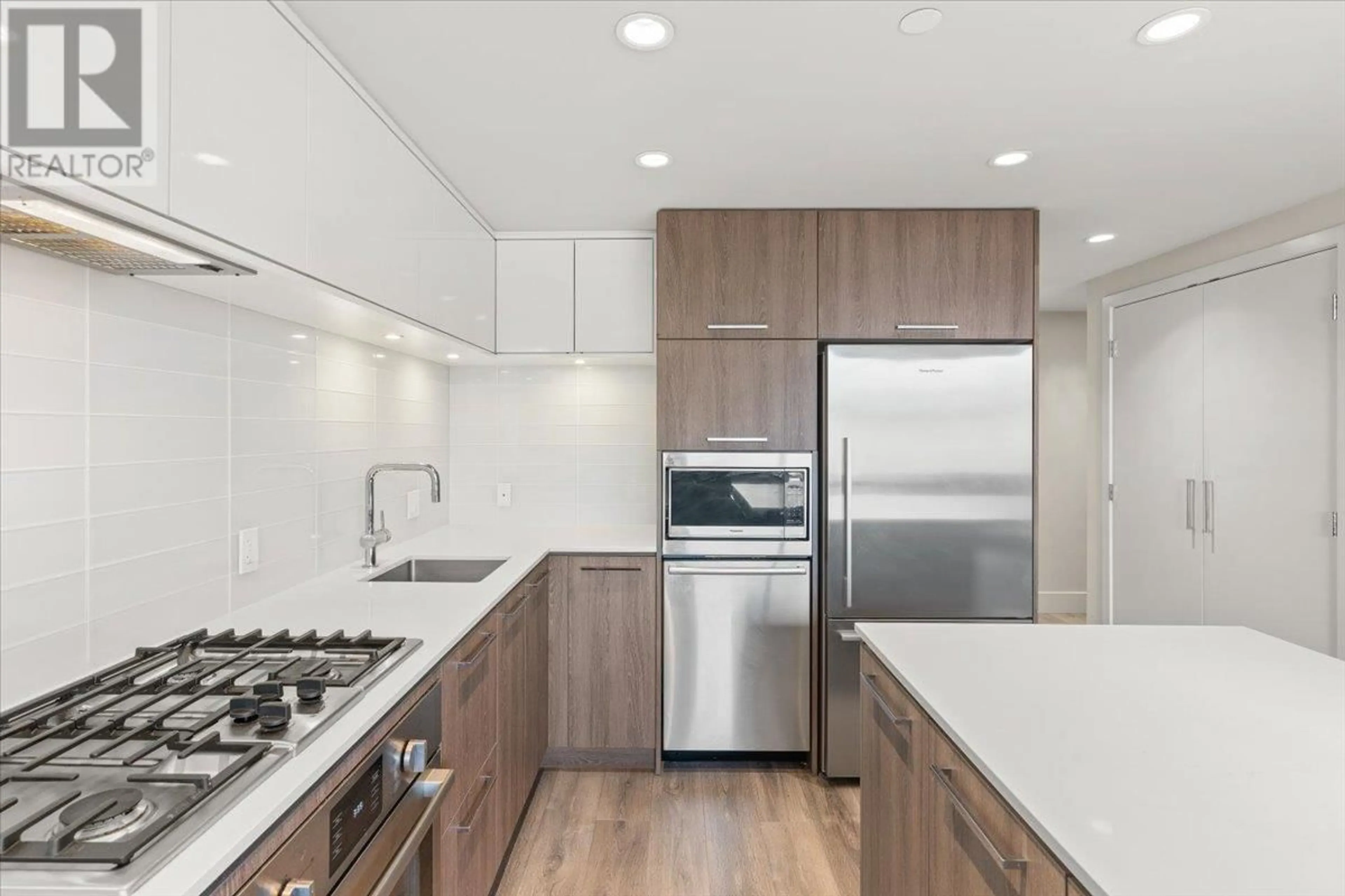 Contemporary kitchen, wood floors for 1409 680 SEYLYNN CRESCENT, North Vancouver British Columbia V7J0B5