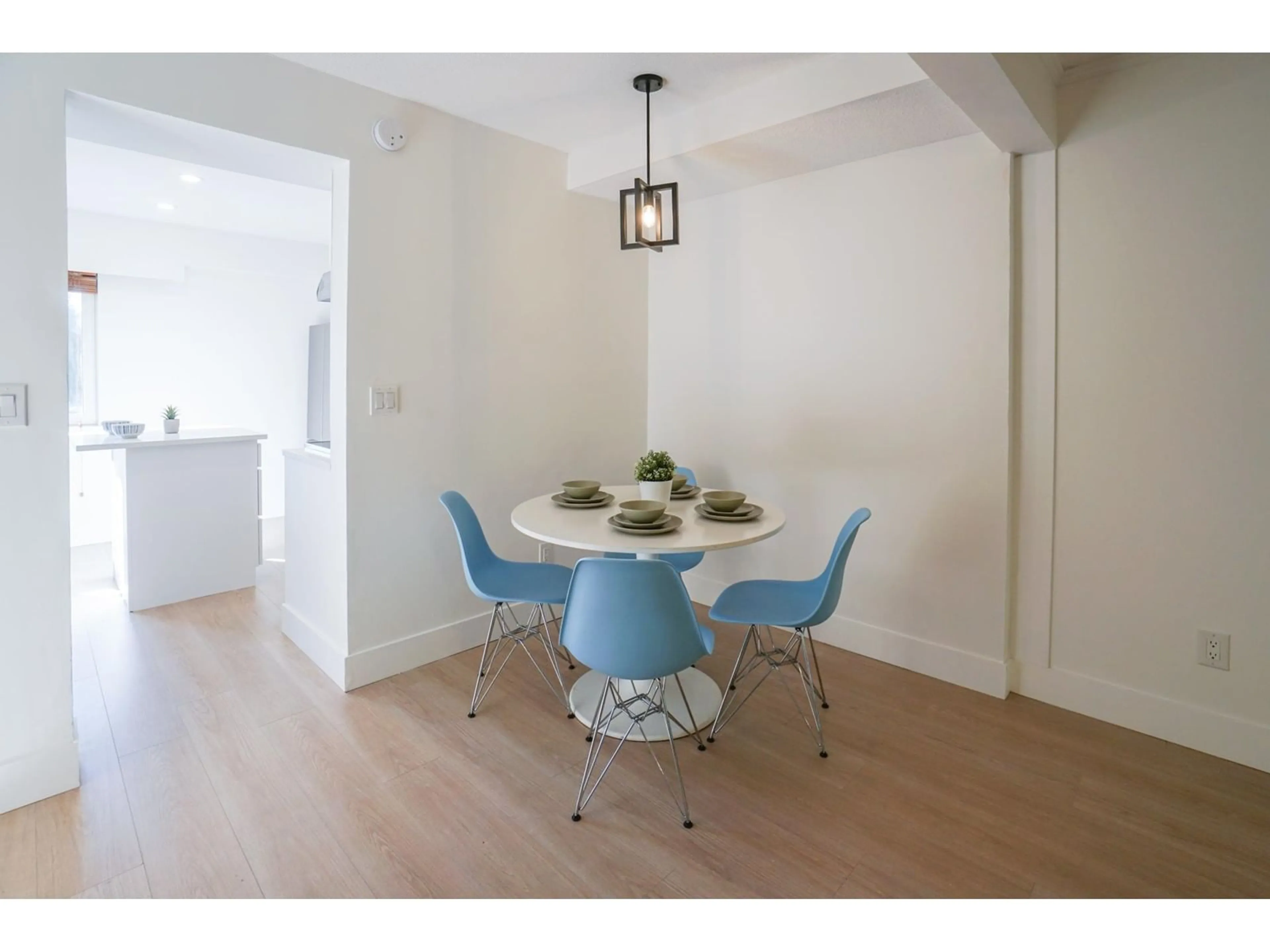 Dining room, wood floors for 8 11735 89A AVENUE, Delta British Columbia V4C3G8