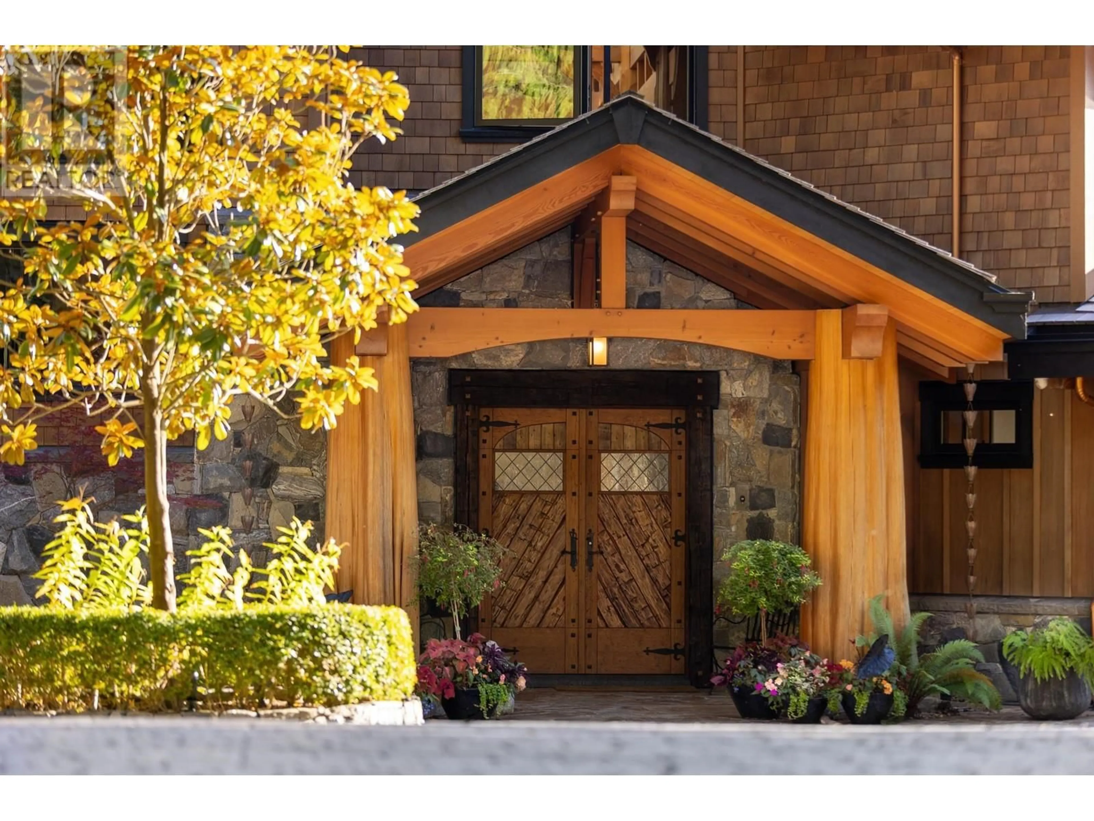 Indoor entryway, wood floors for 5871-5879 SUNSHINE COAST HIGHWAY, Sechelt British Columbia V0N3A0