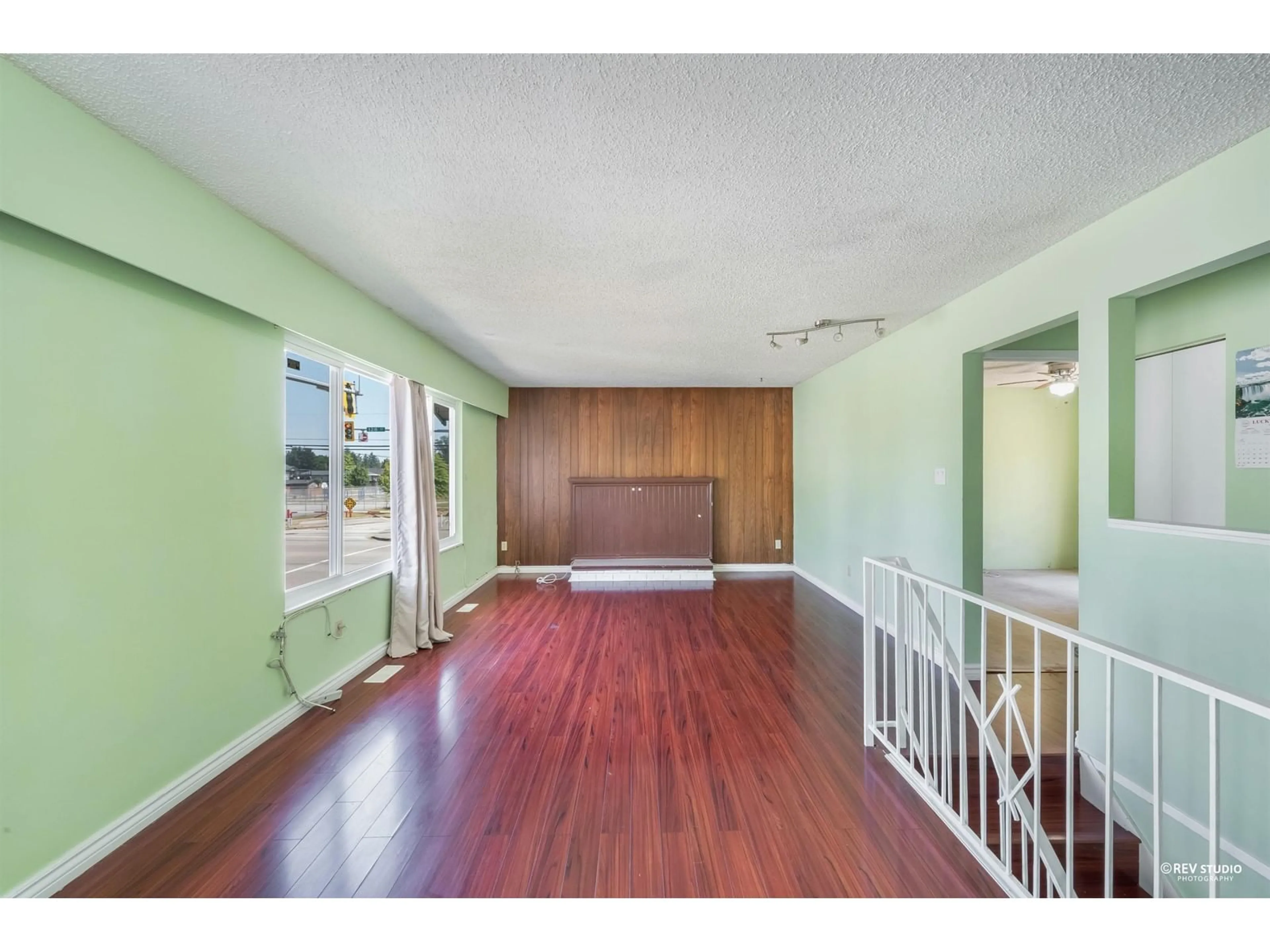 Indoor foyer, wood floors for 12790 92 AVENUE, Surrey British Columbia V3V6T8