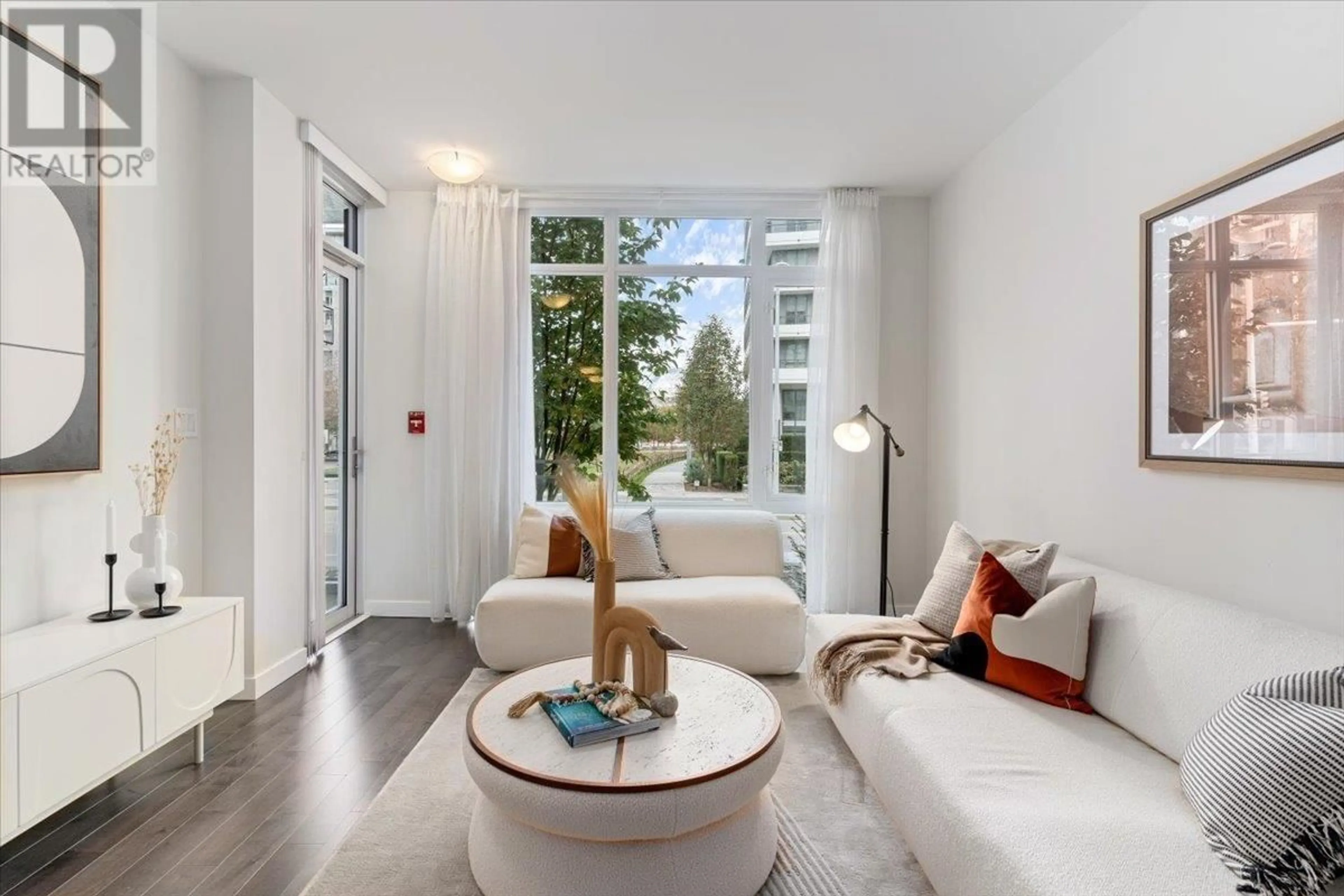 Living room, wood floors for 18 E 1ST AVENUE, Vancouver British Columbia V5T1A1