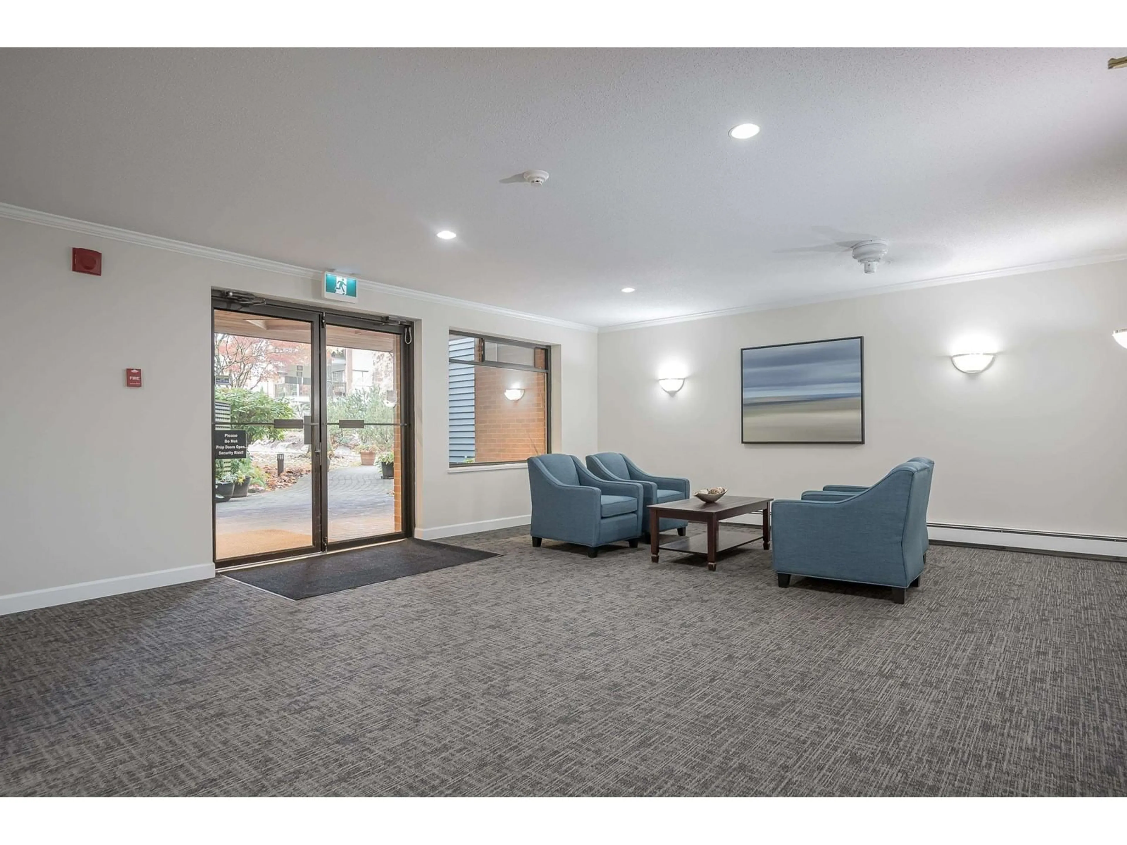 Indoor lobby, carpet floors for 102 15300 17 AVENUE, Surrey British Columbia V4A8Y6