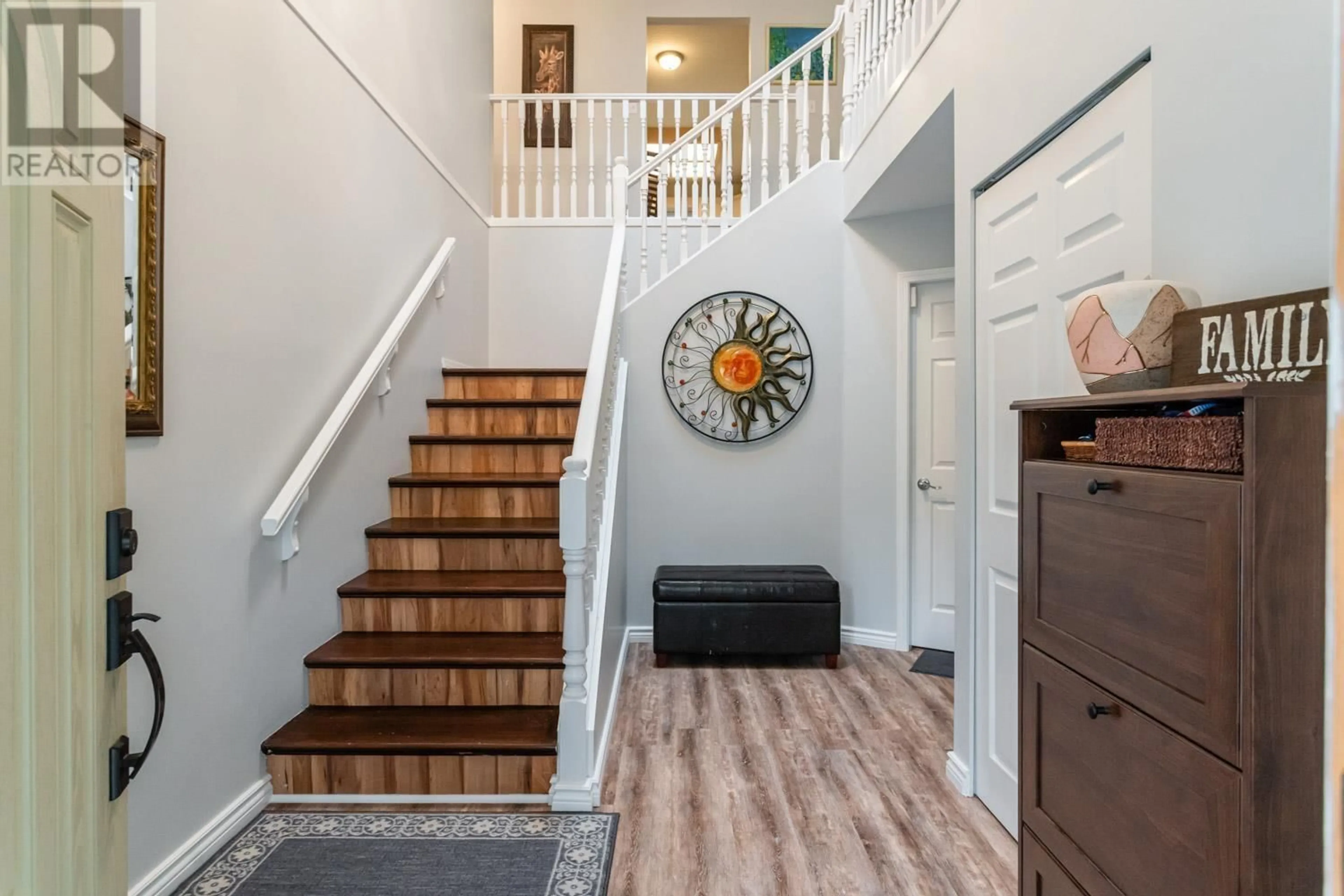 Indoor entryway, wood floors for 21209 DEWDNEY TRUNK ROAD, Maple Ridge British Columbia V2X3G1