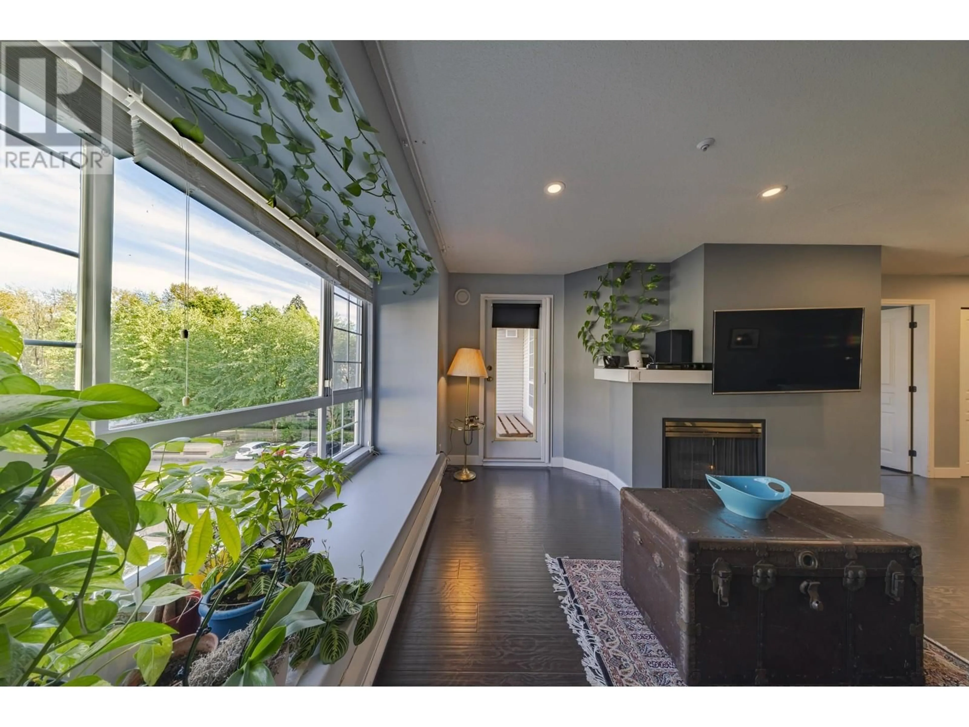 Indoor entryway, wood floors for 414 1242 TOWN CENTRE BOULEVARD, Coquitlam British Columbia V3B7R6