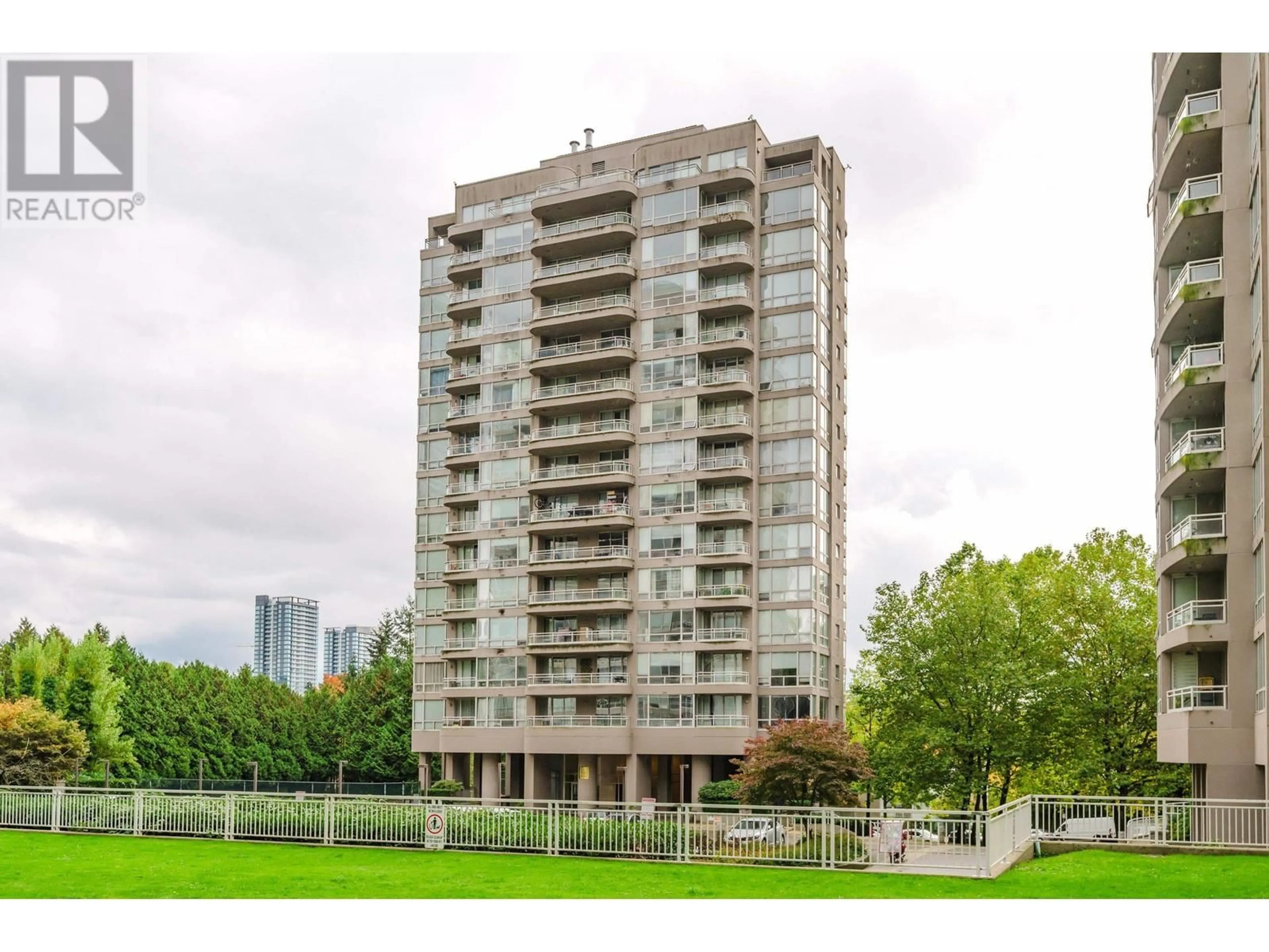 A pic from exterior of the house or condo, the front or back of building for 806 9623 MANCHESTER DRIVE, Burnaby British Columbia V3N4Y8