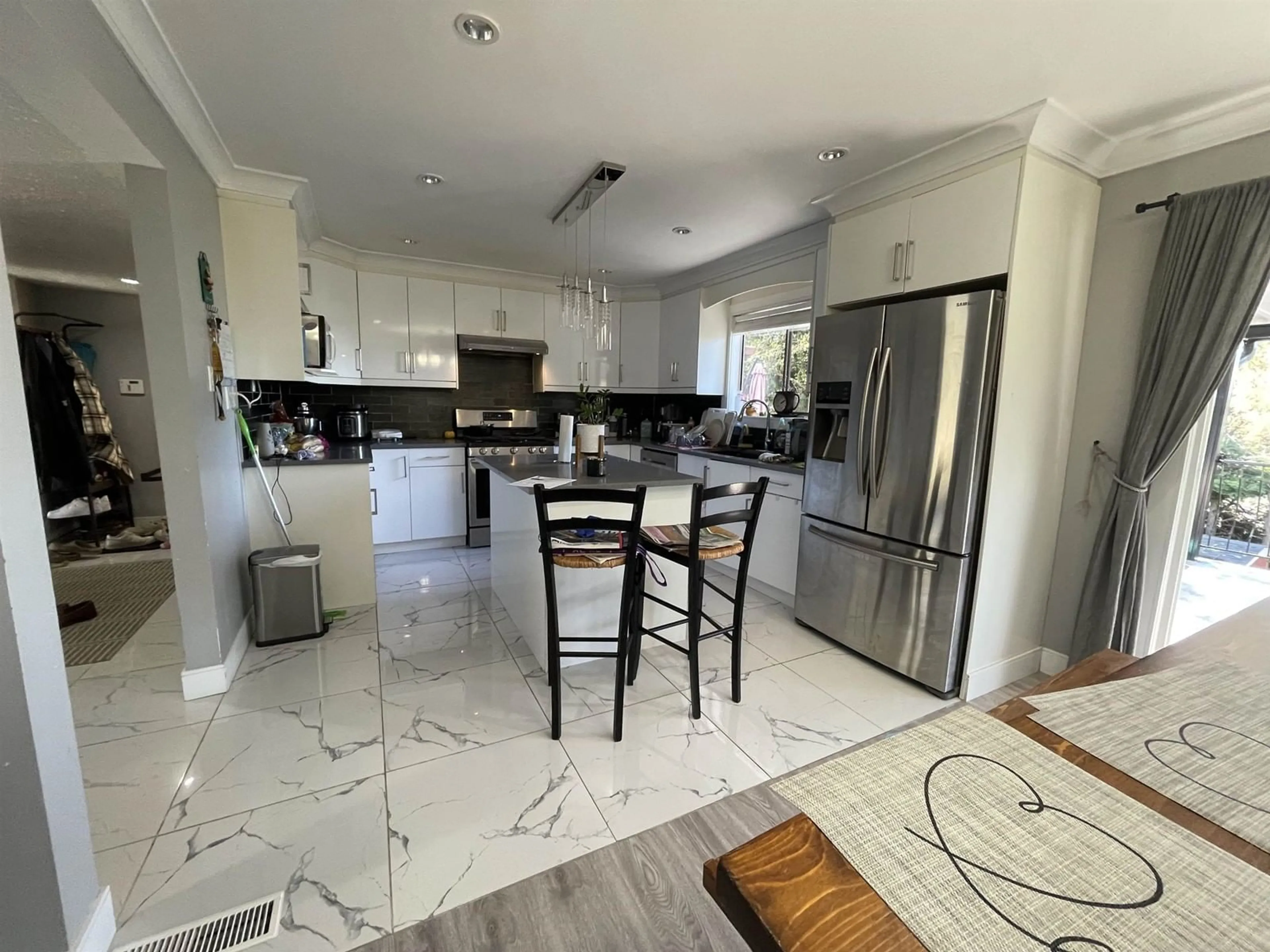 Open concept kitchen for 2631 HIGHFIELD CRESCENT, Abbotsford British Columbia V2S4J3