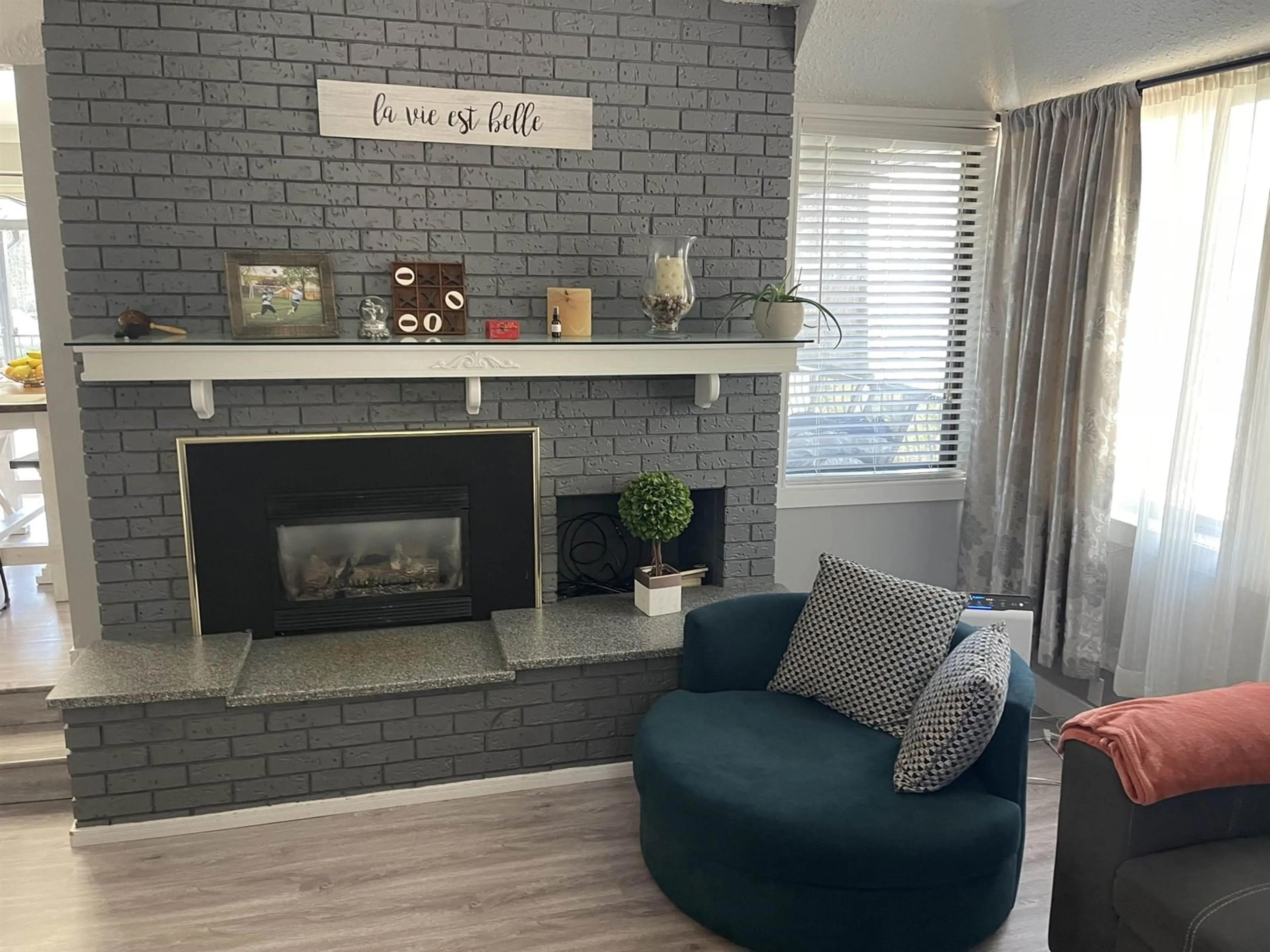 Living room, carpet floors for 2631 HIGHFIELD CRESCENT, Abbotsford British Columbia V2S4J3