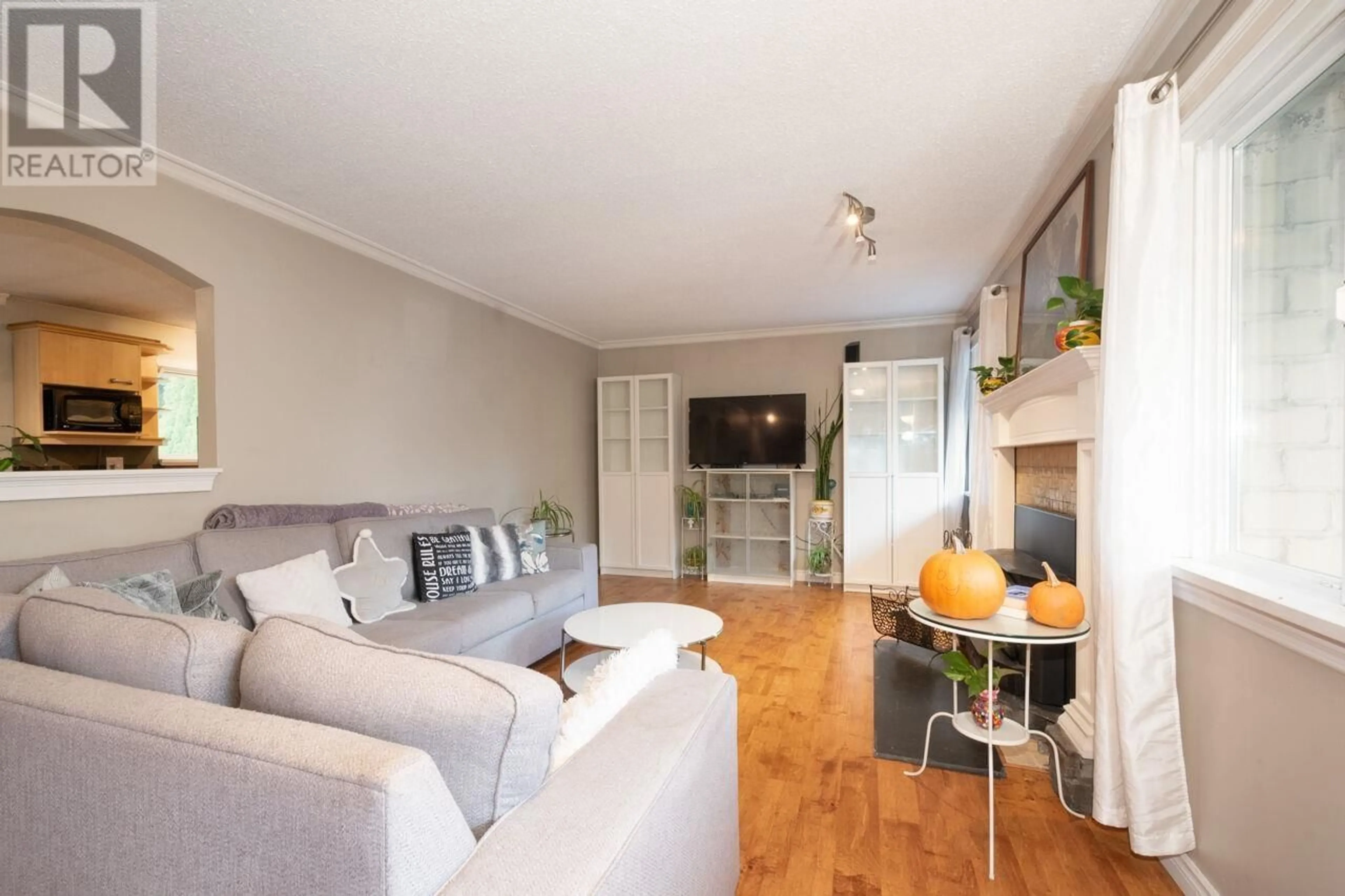 Living room with furniture, wood/laminate floor for 20899 CAMWOOD AVENUE, Maple Ridge British Columbia V2X2N9