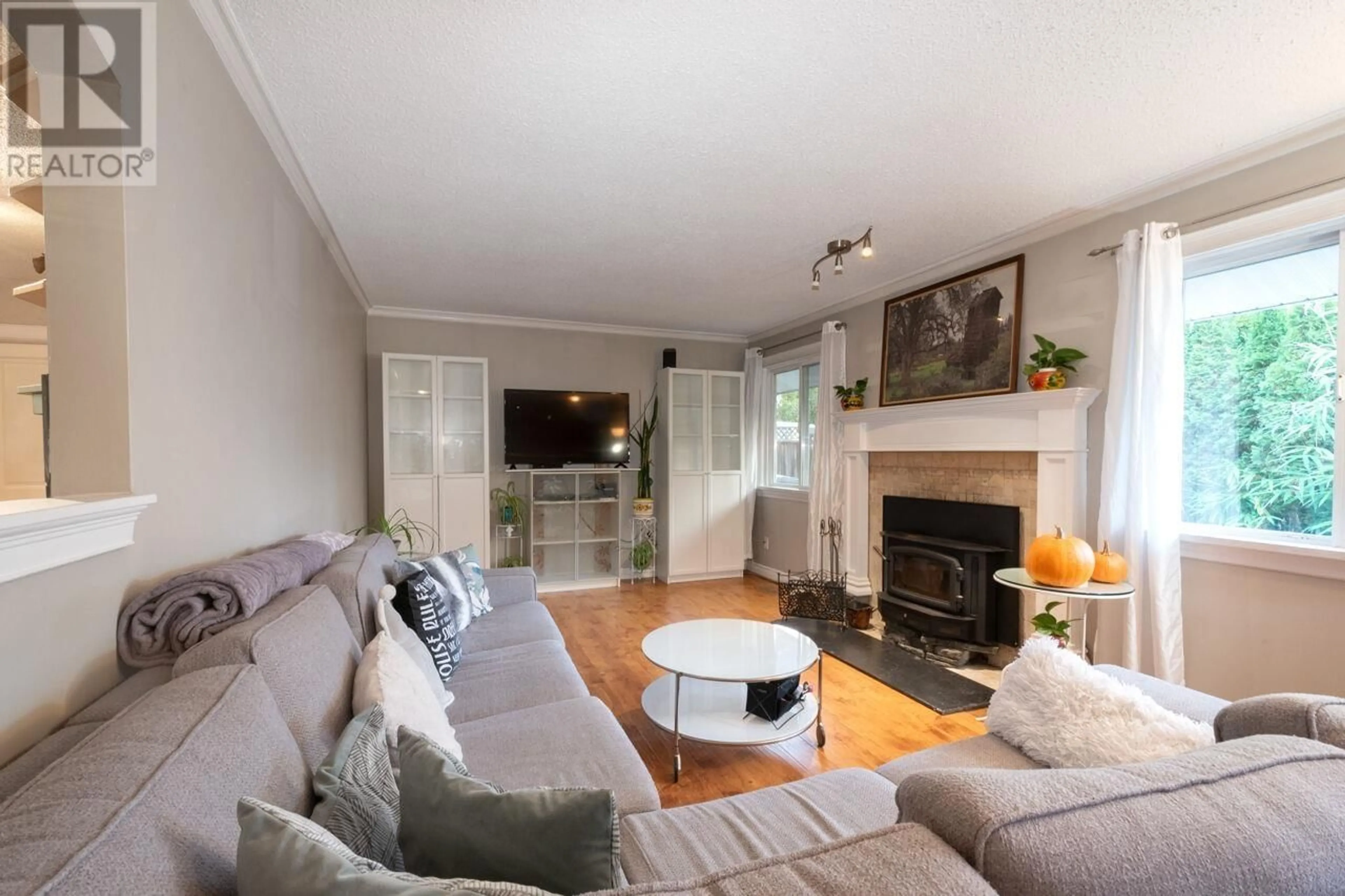 Living room with furniture, wood/laminate floor for 20899 CAMWOOD AVENUE, Maple Ridge British Columbia V2X2N9