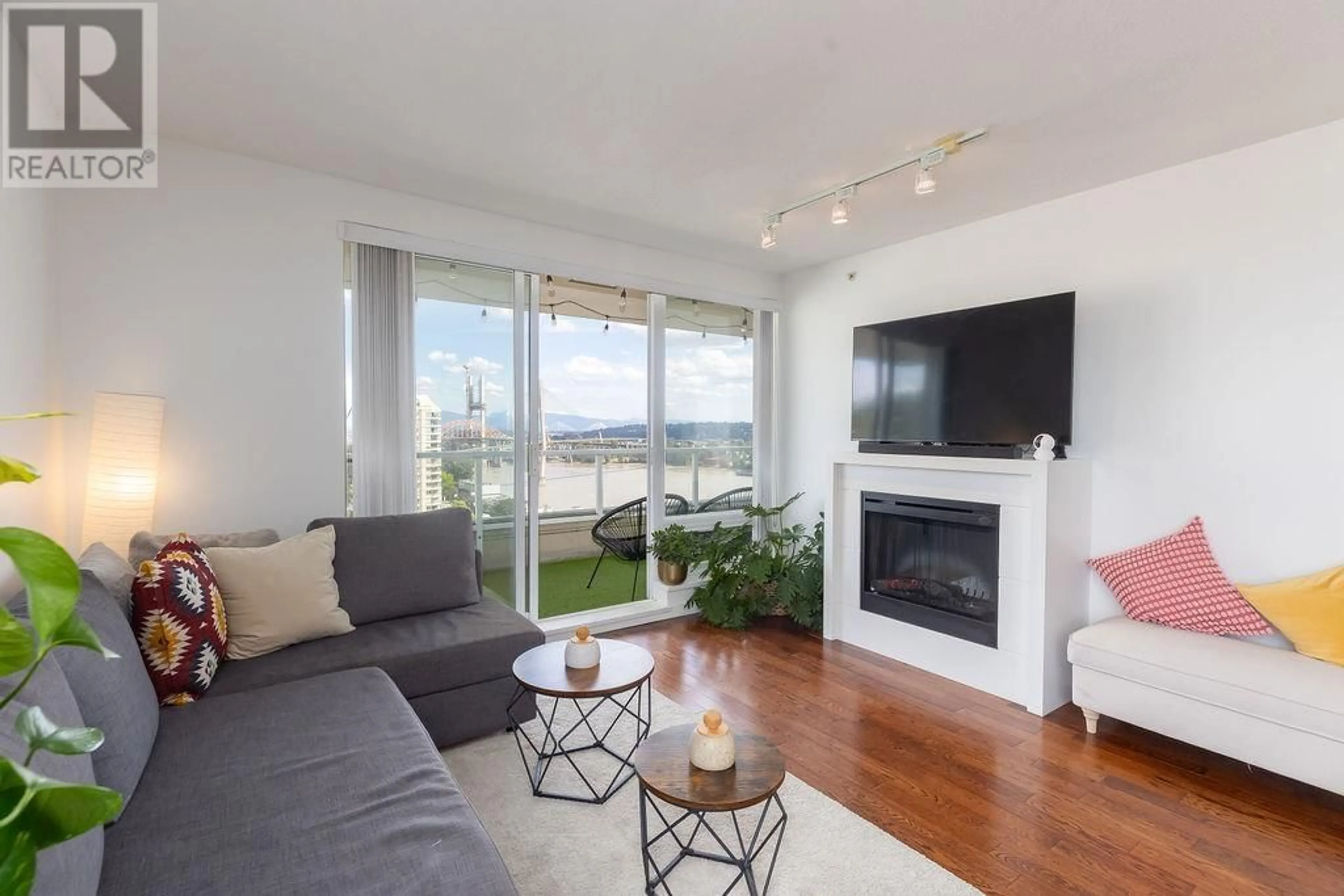 Living room, wood floors for 1701 39 SIXTH STREET, New Westminster British Columbia V3L0B3