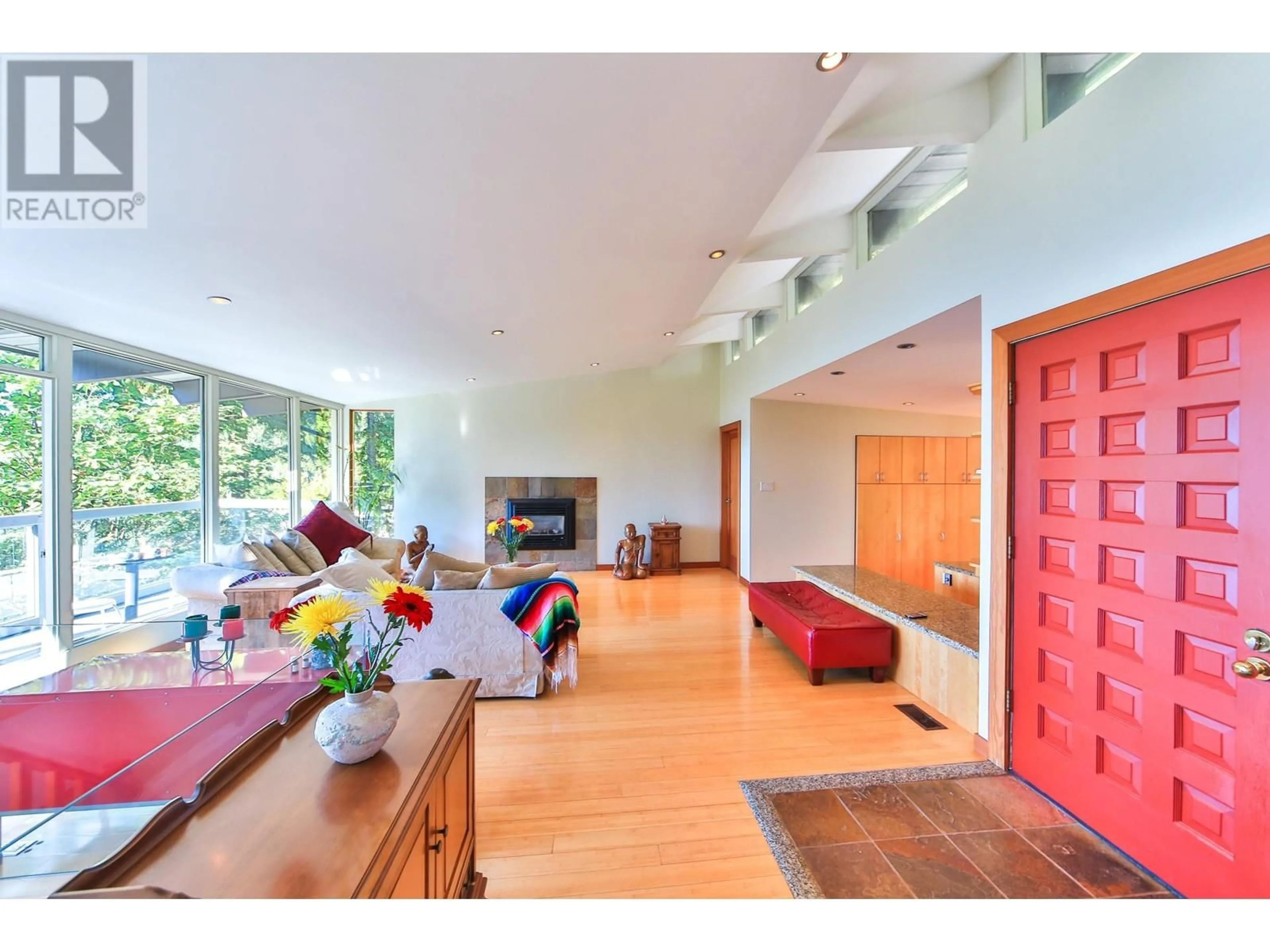 Indoor foyer, wood floors for 170 HIGHVIEW PLACE, Lions Bay British Columbia V0N2E0