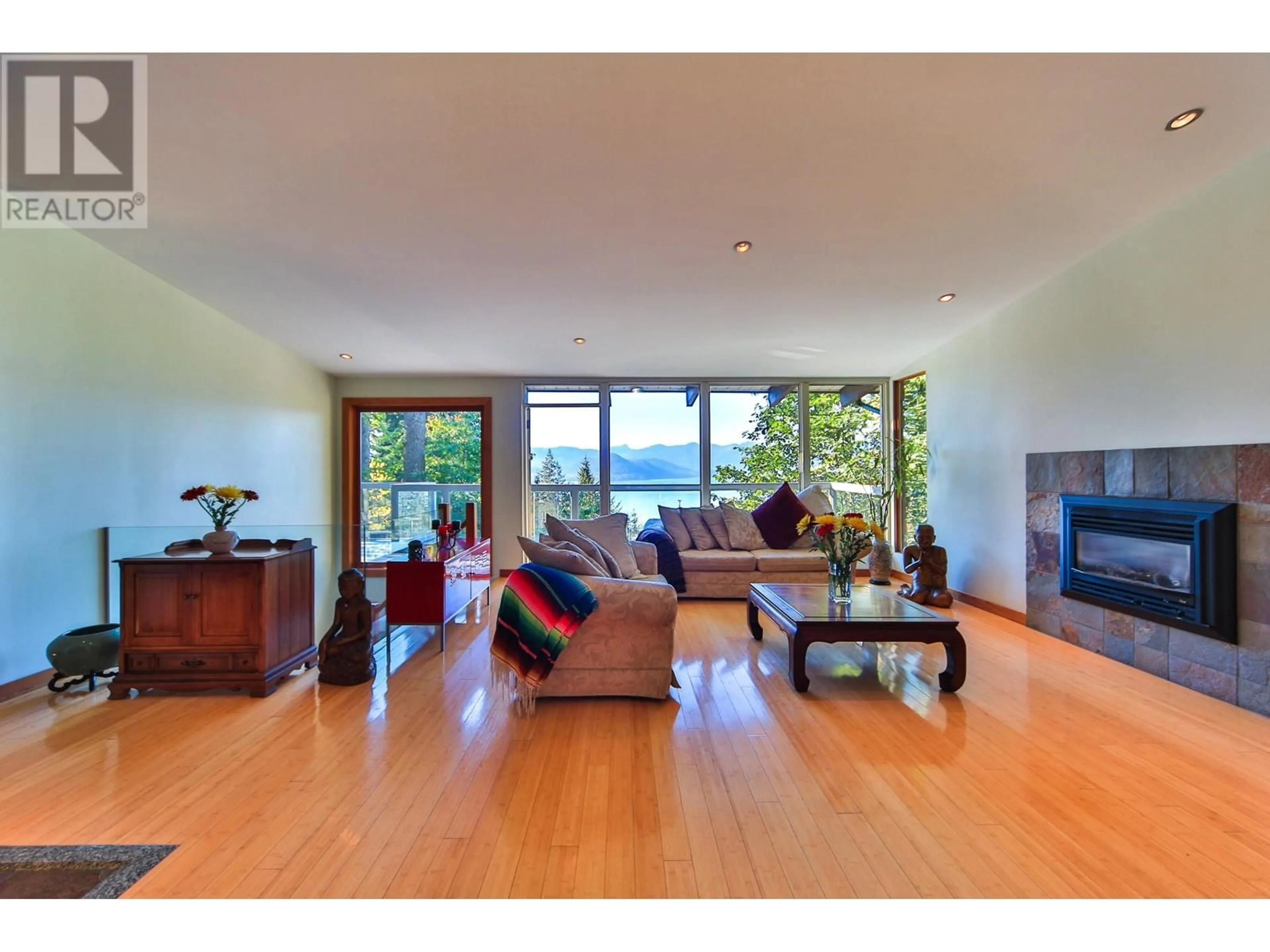 Living room, wood floors for 170 HIGHVIEW PLACE, Lions Bay British Columbia V0N2E0