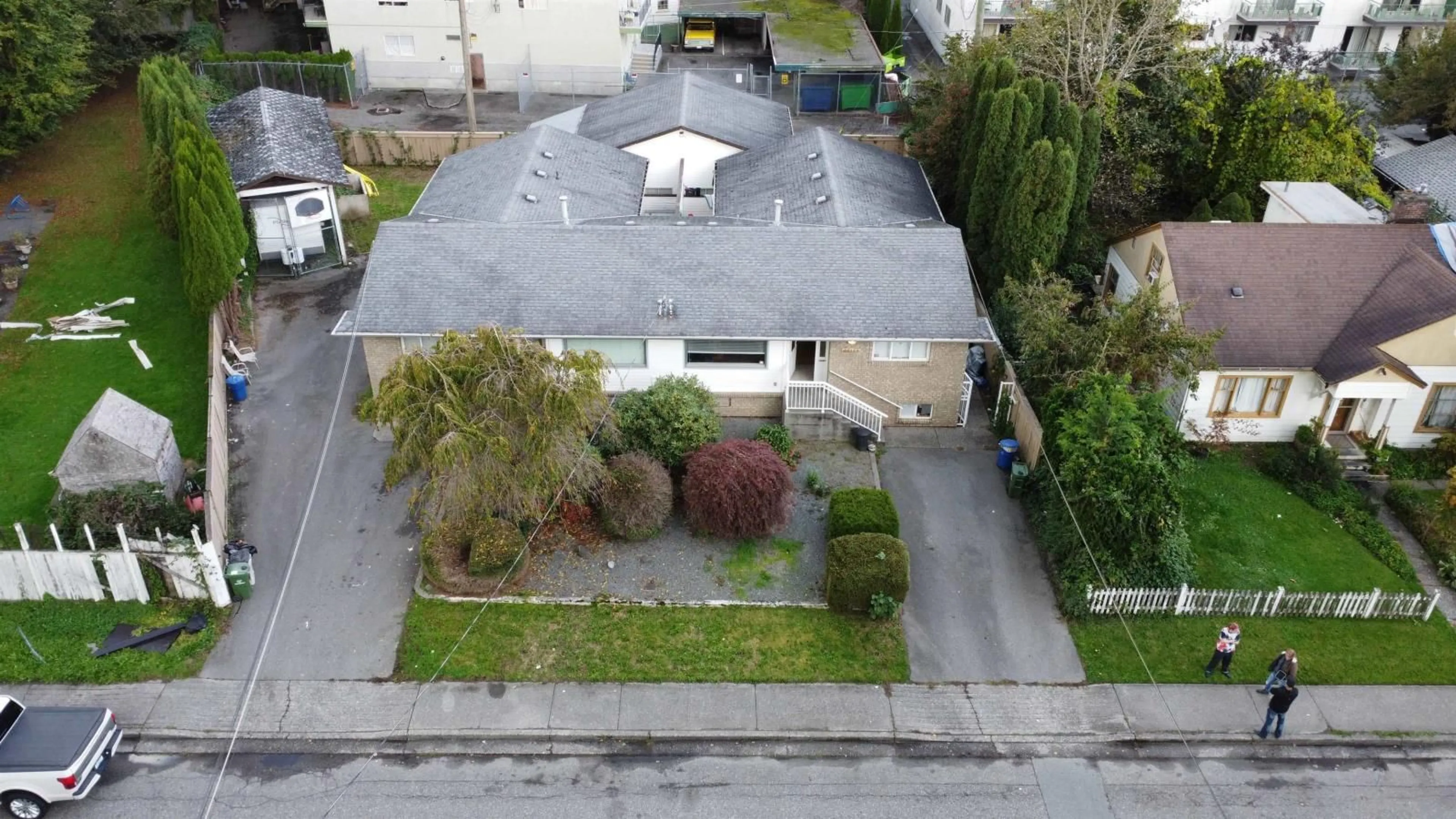A pic from outside/outdoor area/front of a property/back of a property/a pic from drone, street for 46167 MARGARET AVENUE, Chilliwack British Columbia V2P2G6