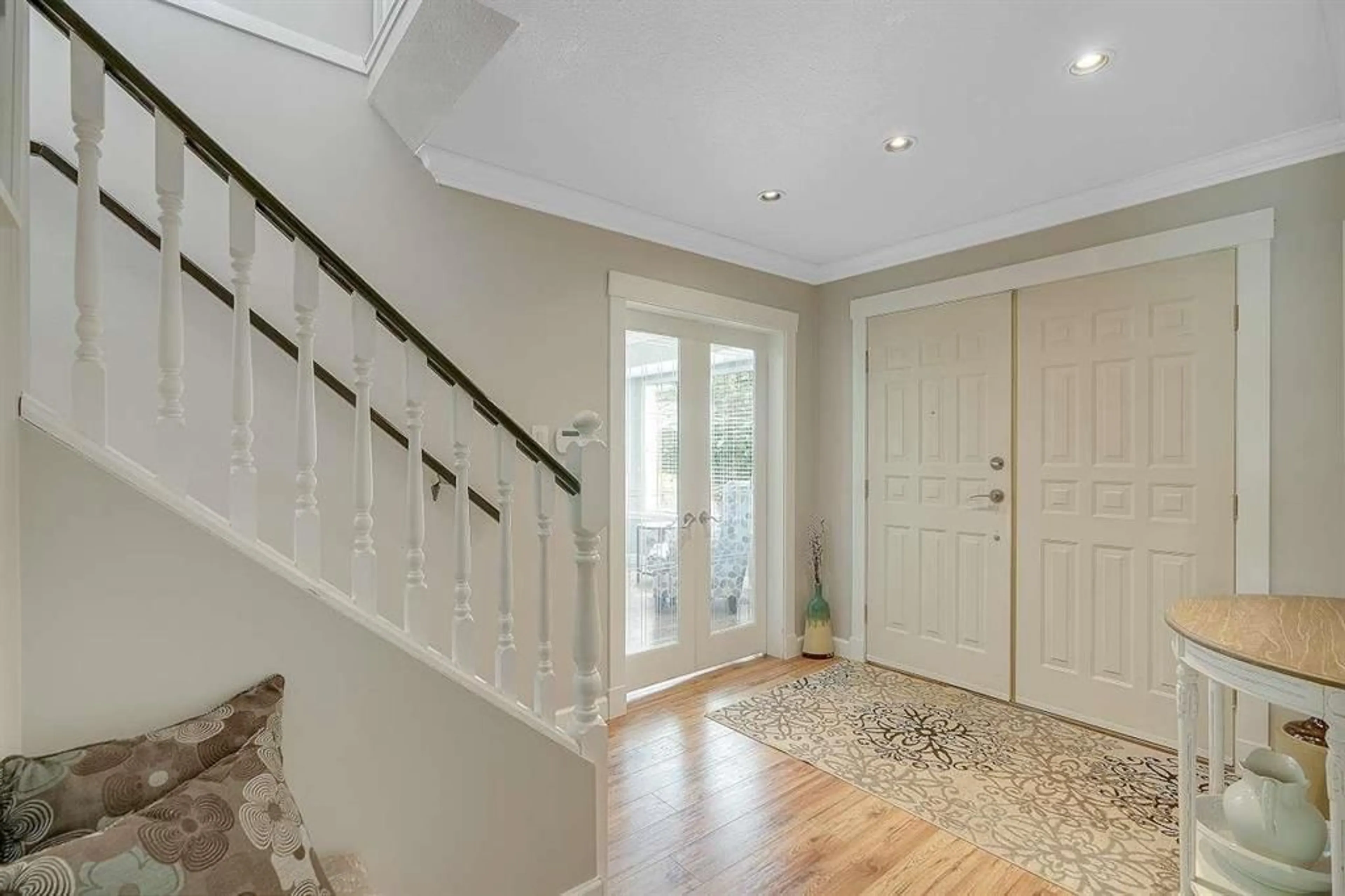 Indoor entryway, wood floors for 964 161A STREET, Surrey British Columbia V4A7W6