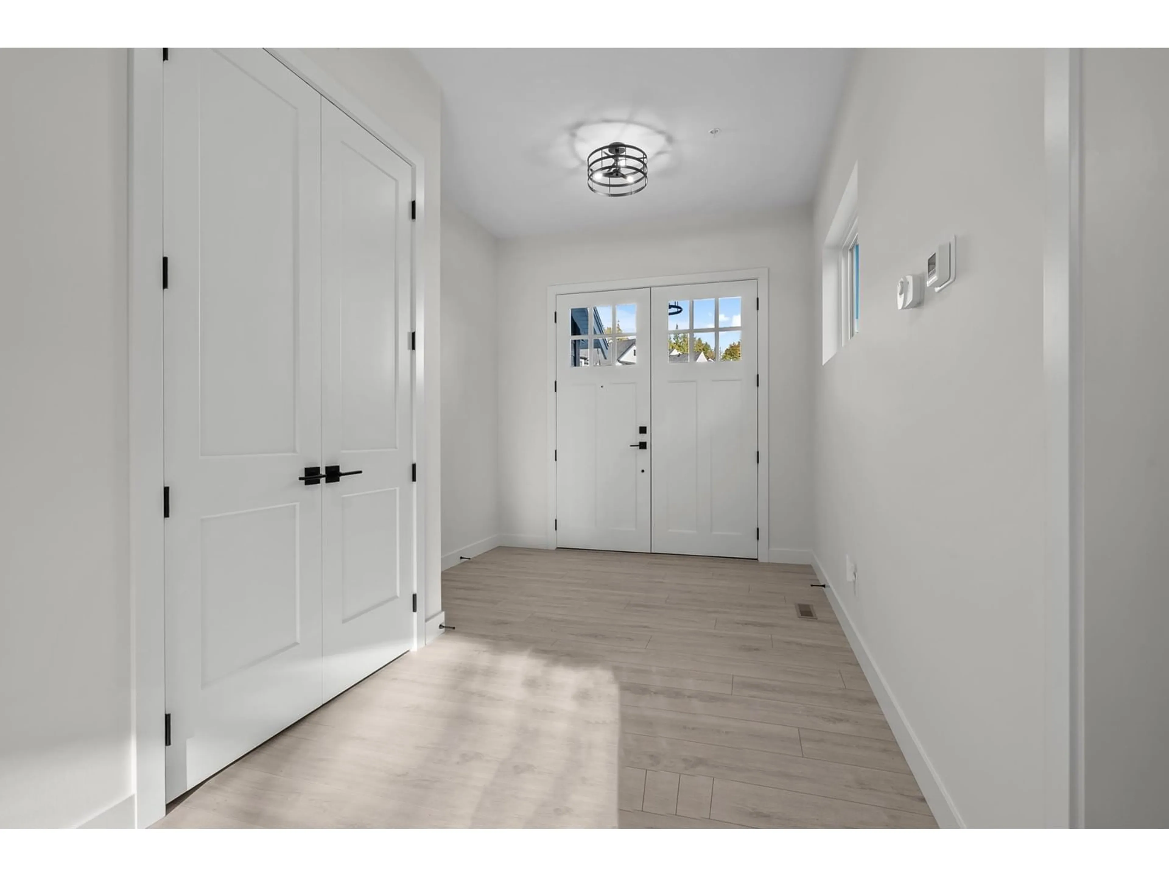 Indoor entryway, wood floors for 31504 MCCREATH PLACE, Mission British Columbia V4S1E6