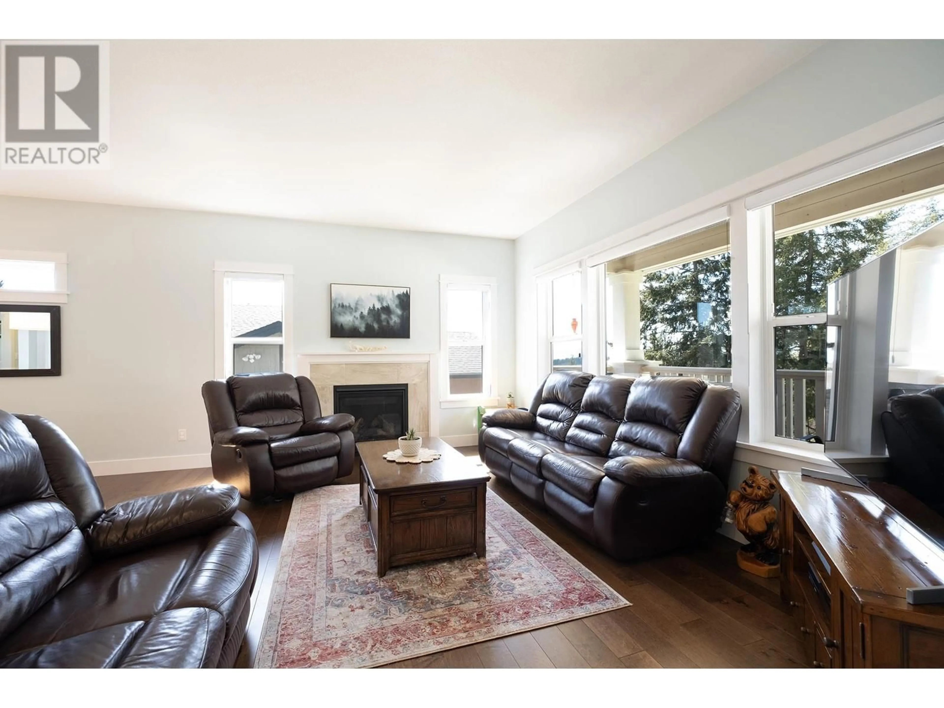 Living room, wood floors for 5438 MCCOURT ROAD, Sechelt British Columbia V7Z0N6