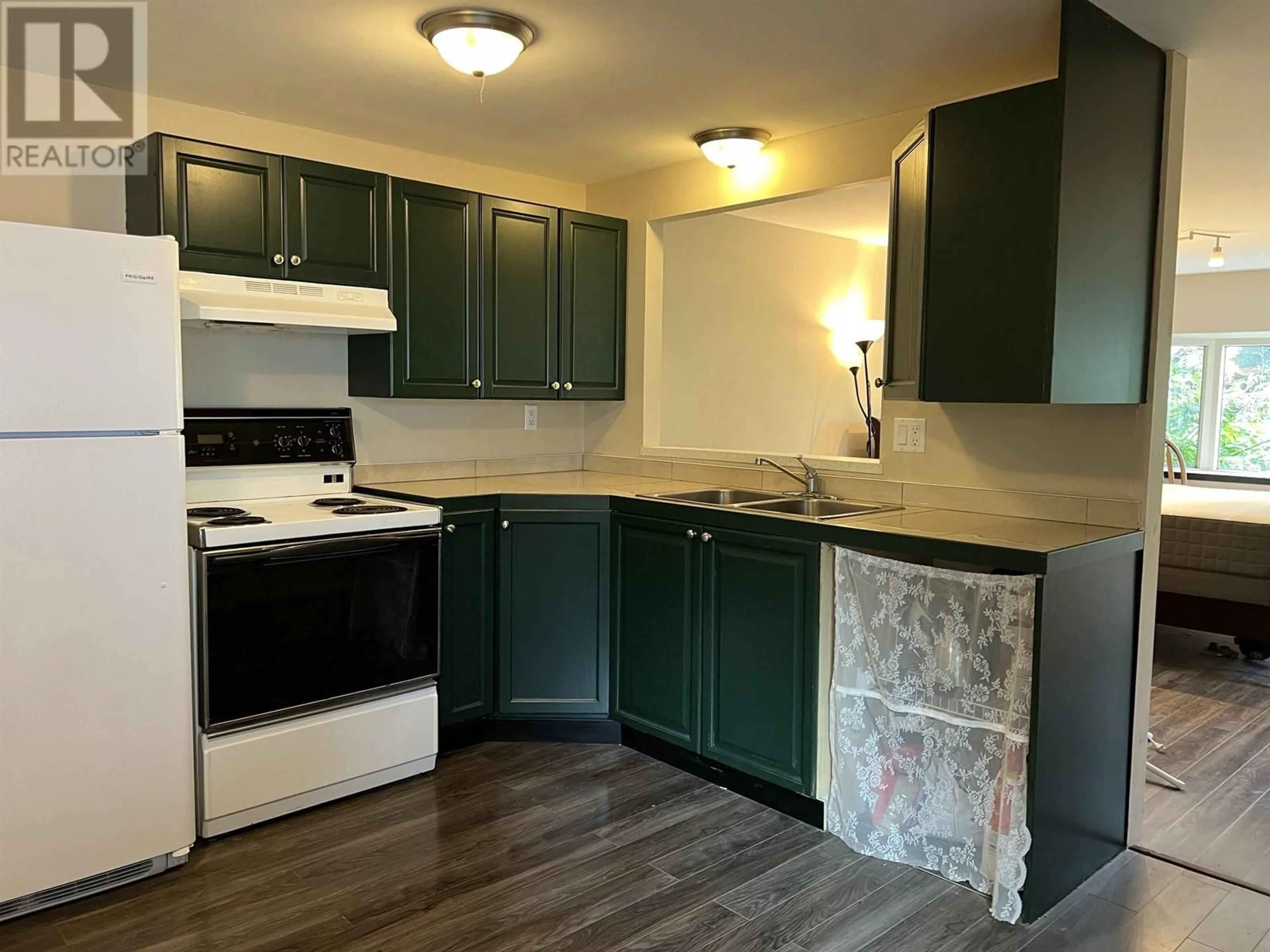 Standard kitchen, wood floors, cottage for 20 5288 SELMA PARK ROAD, Sechelt British Columbia V7Z0C2