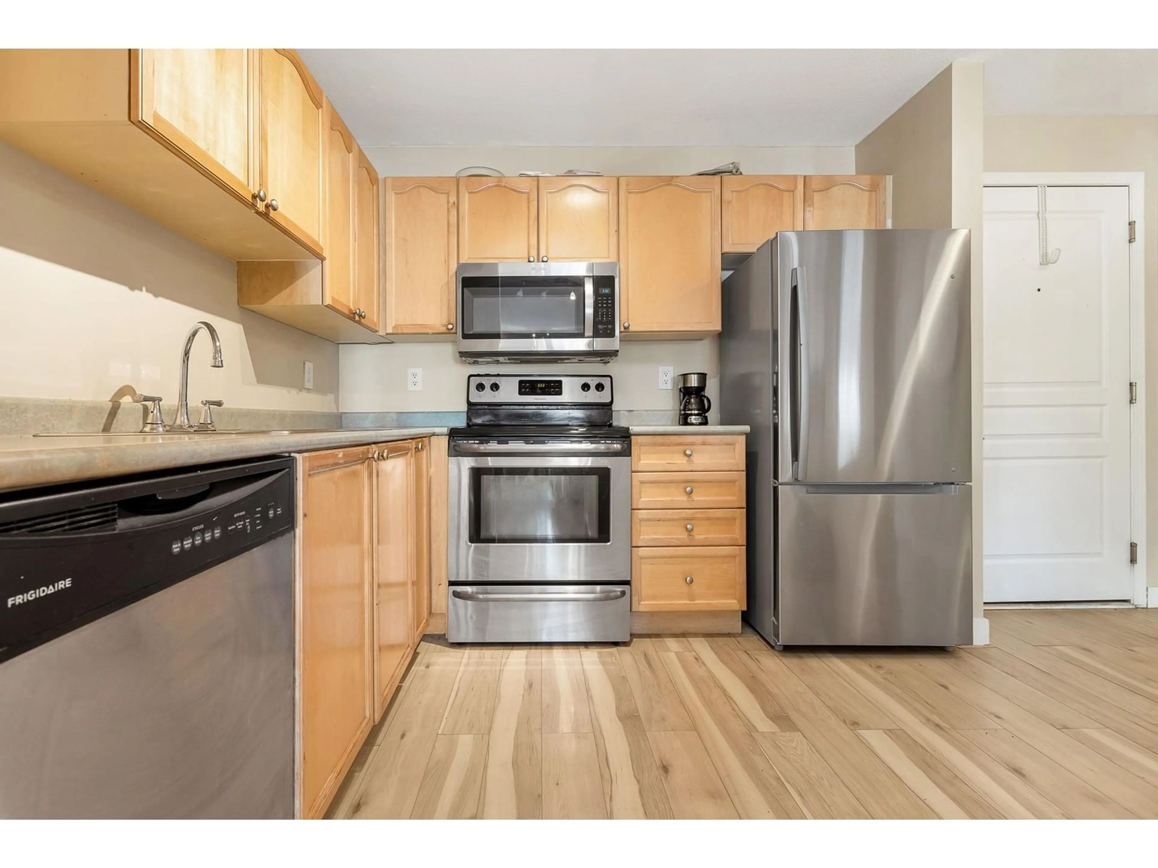 Standard kitchen, wood floors for 303 33478 ROBERTS AVENUE, Abbotsford British Columbia V2S8E1