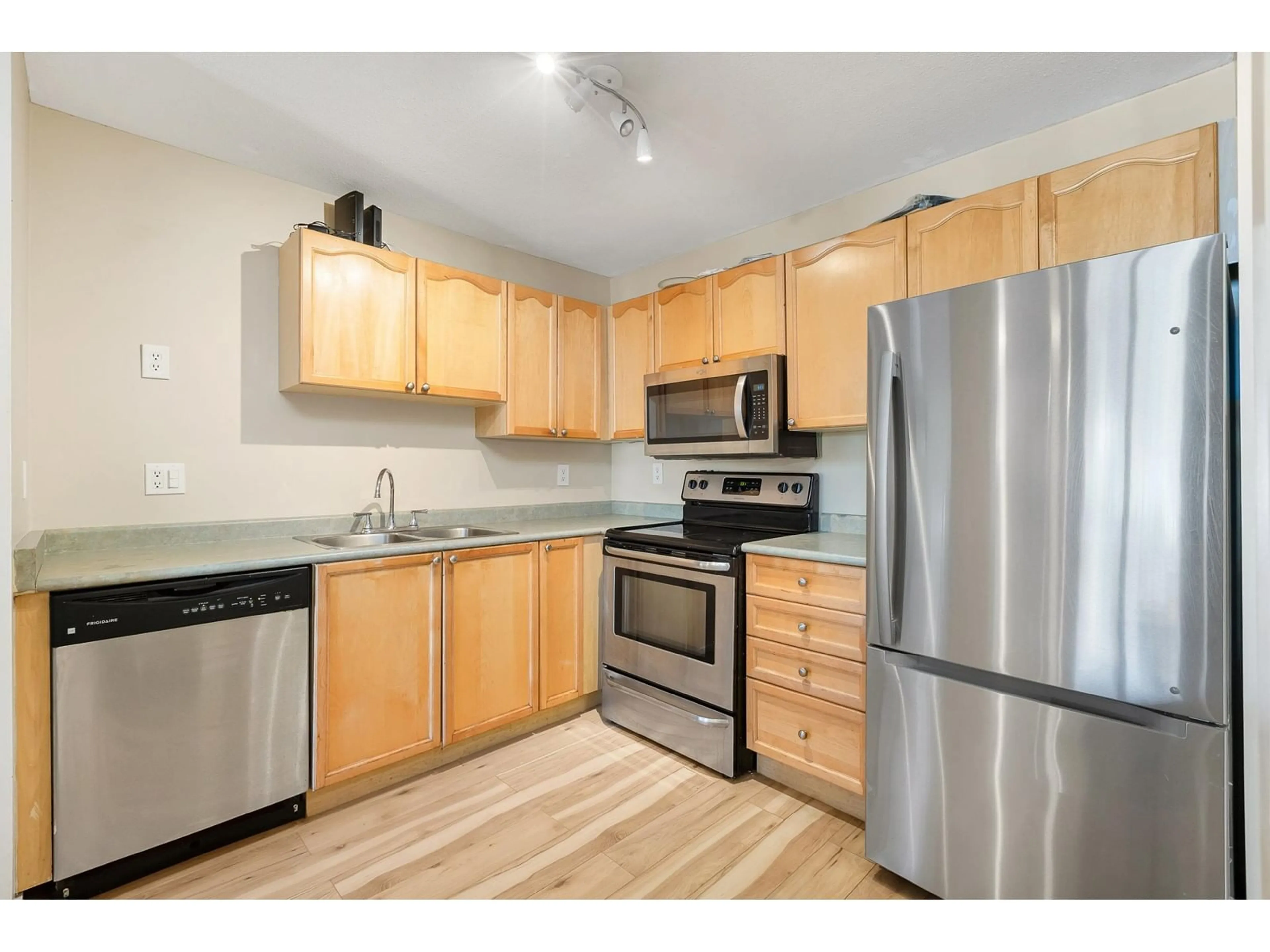 Standard kitchen, wood floors for 303 33478 ROBERTS AVENUE, Abbotsford British Columbia V2S8E1