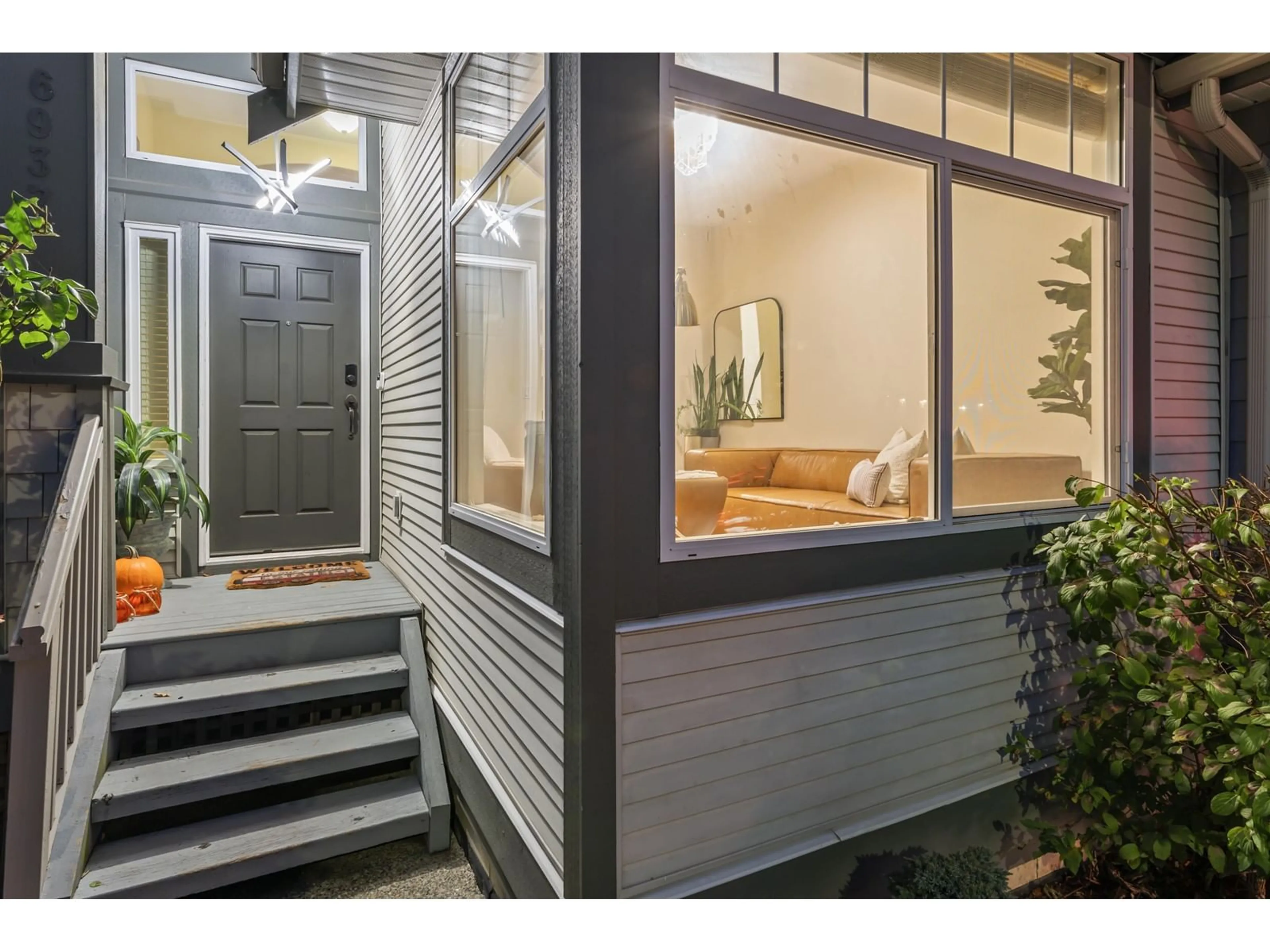 Indoor entryway, wood floors for 6937 198B STREET, Langley British Columbia V2Y3B4