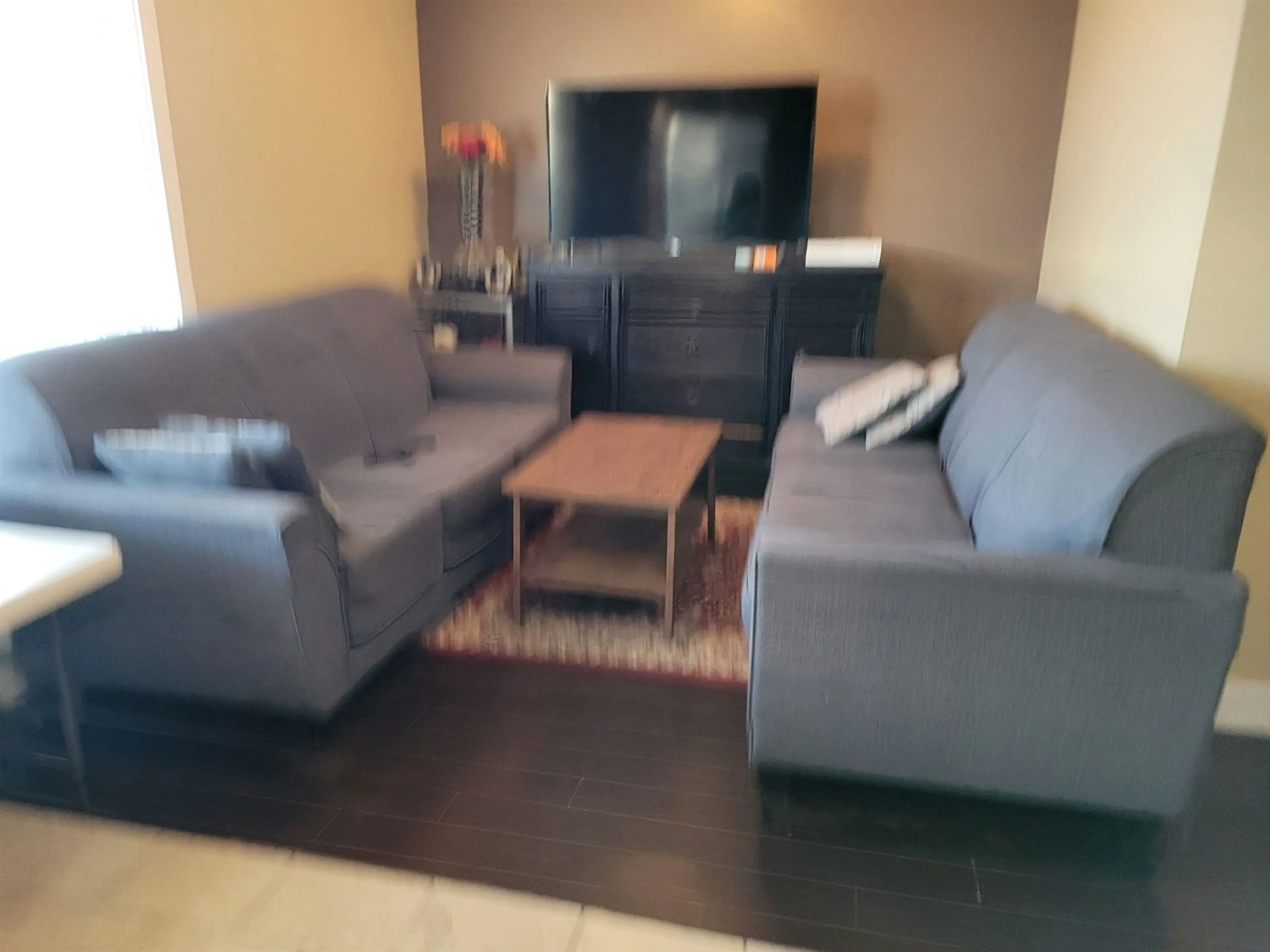 Living room, wood floors for 20 7156 144 STREET, Surrey British Columbia V3W1V5