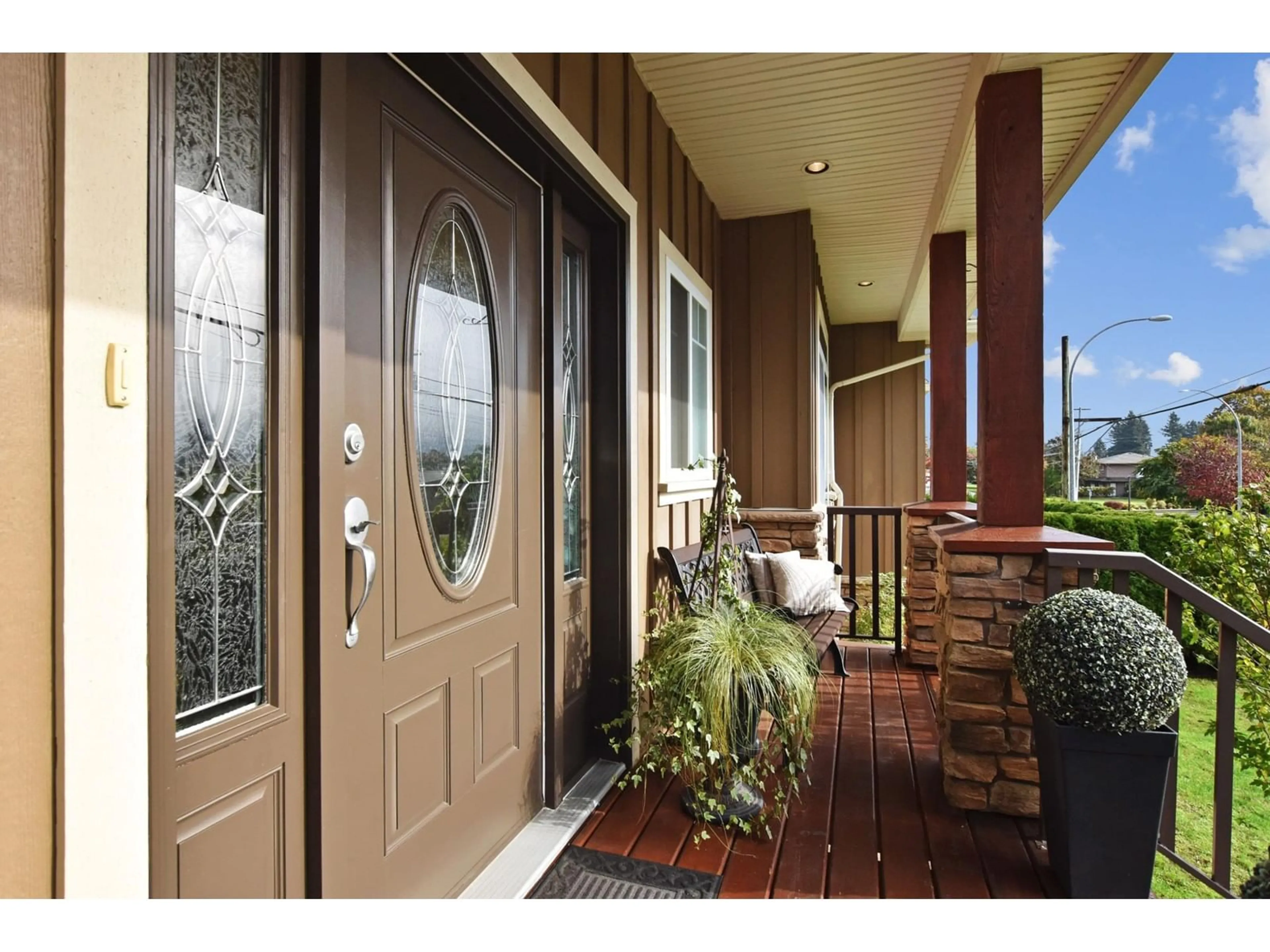 Indoor entryway, wood floors for 8368 TINDALL TERRACE, Mission British Columbia V2V6S2