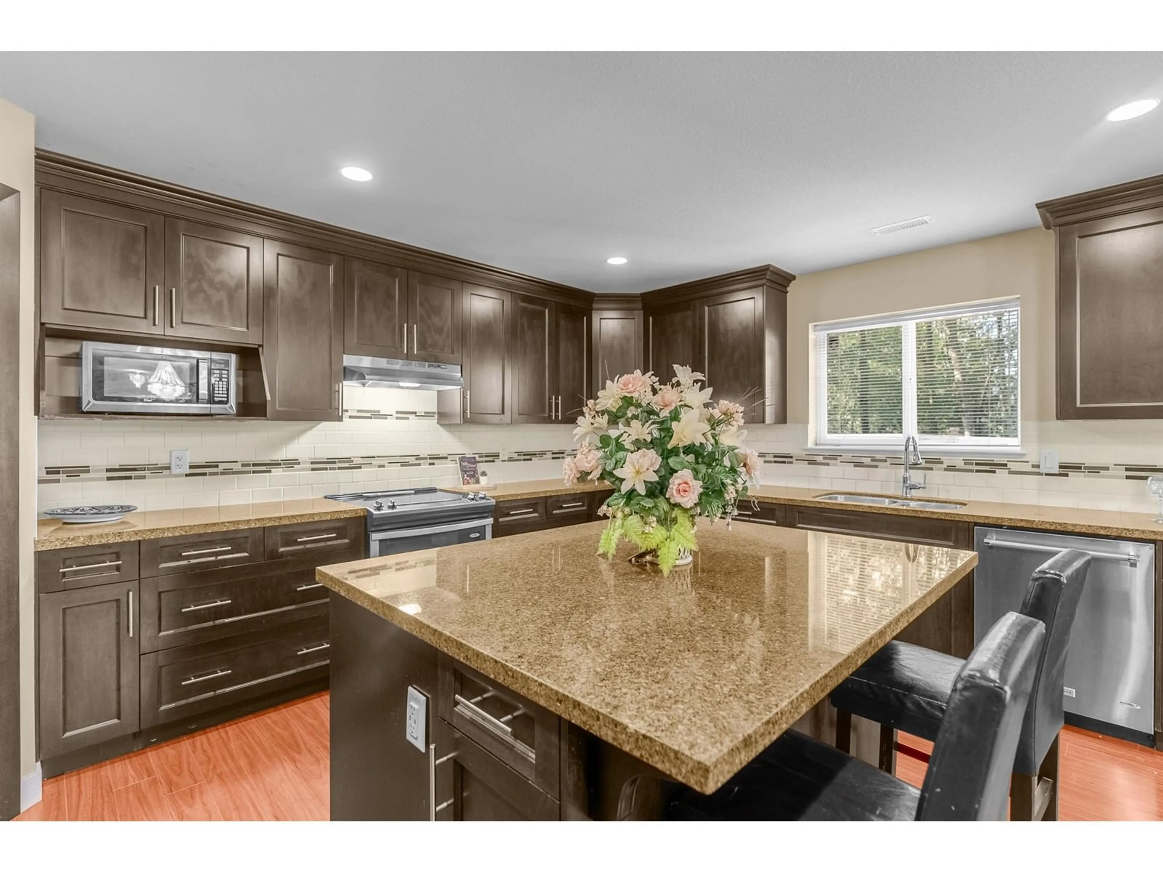 Open concept kitchen for 33471 CHERRY AVENUE, Mission British Columbia V2V2V5