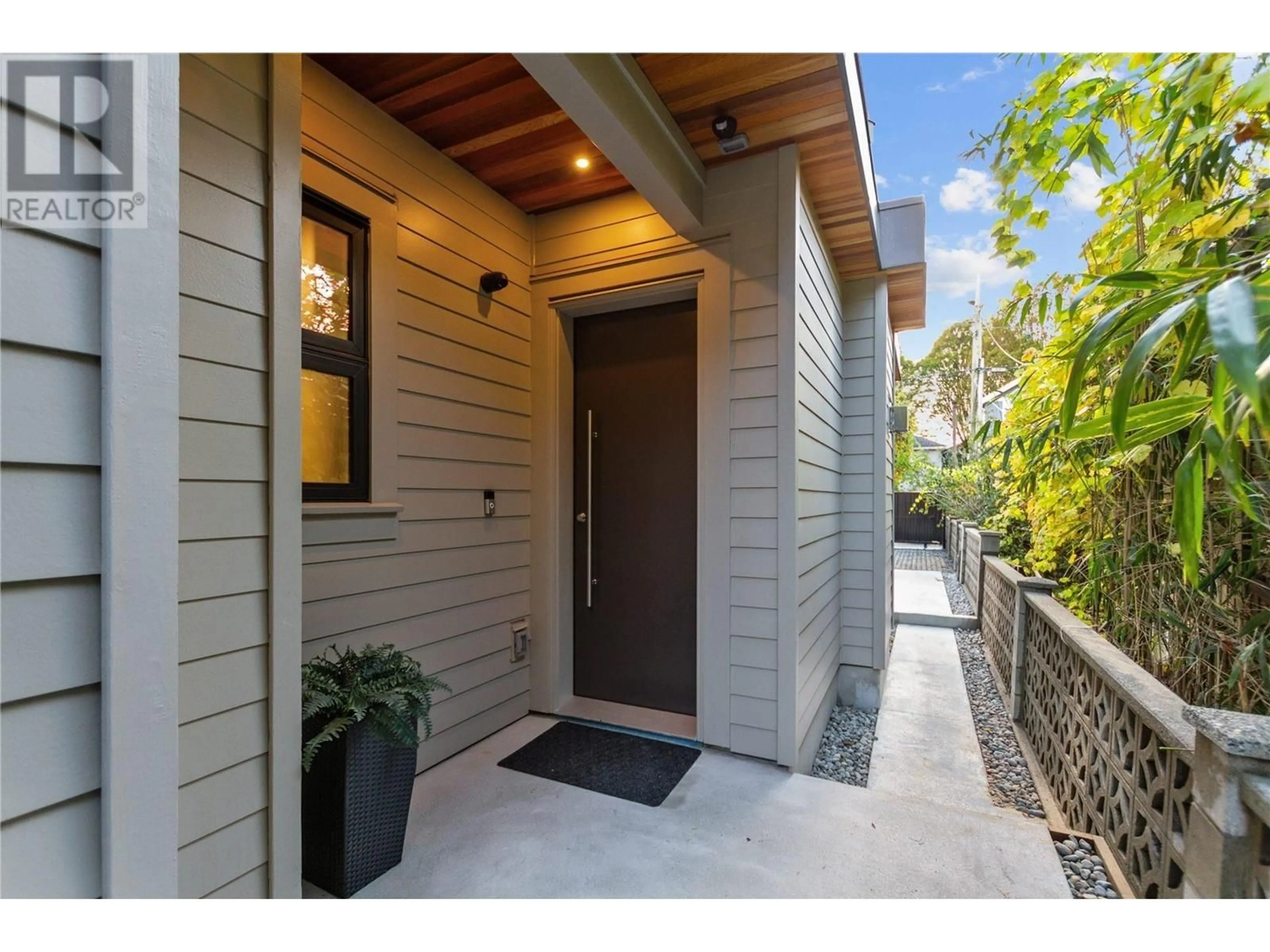 Indoor entryway, wood floors for 2 2320 GRANT STREET, Vancouver British Columbia V5L2Z9