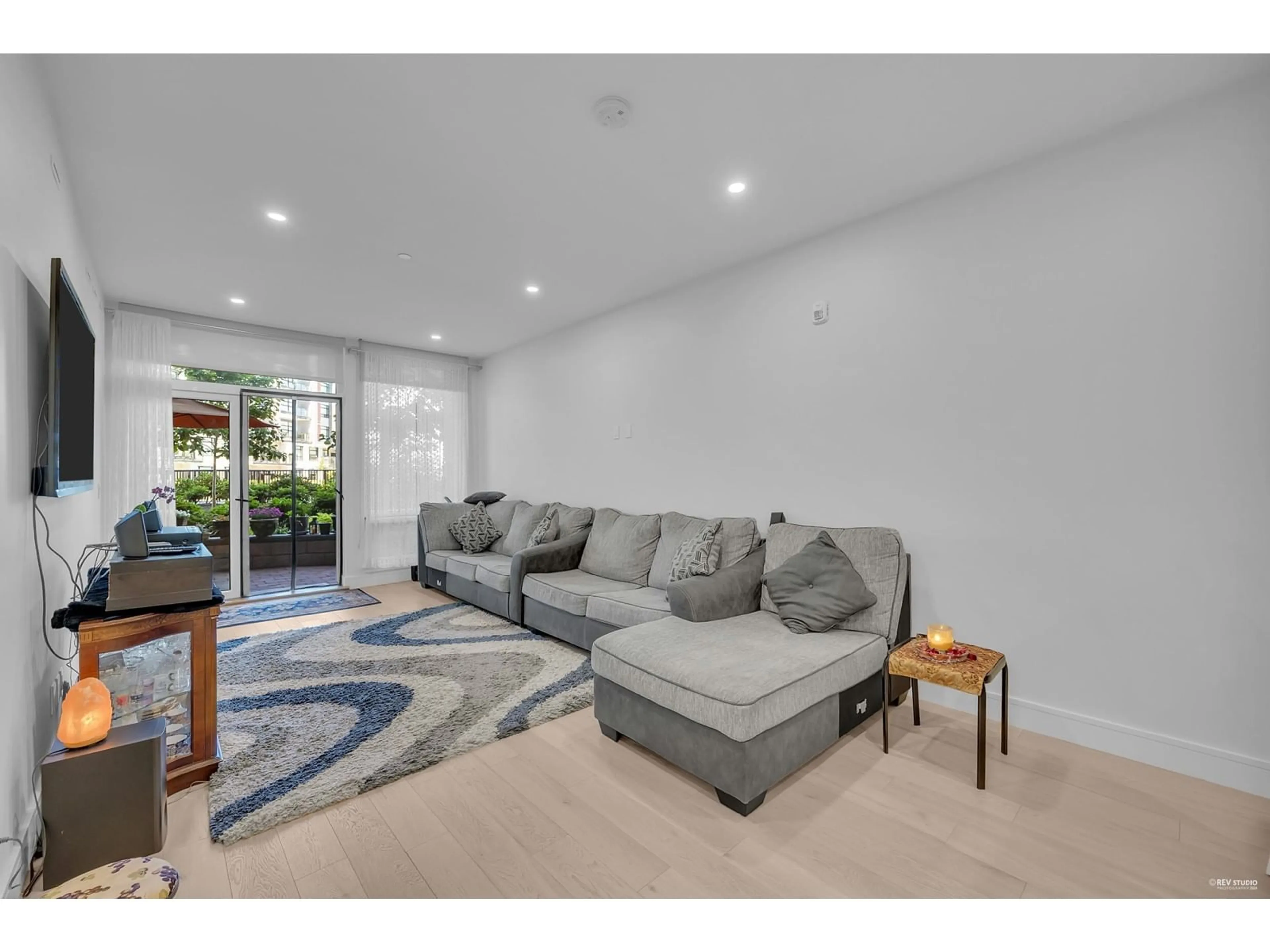 Living room, carpet floors for 101 20416 PARK AVENUE, Langley British Columbia V3A0N2