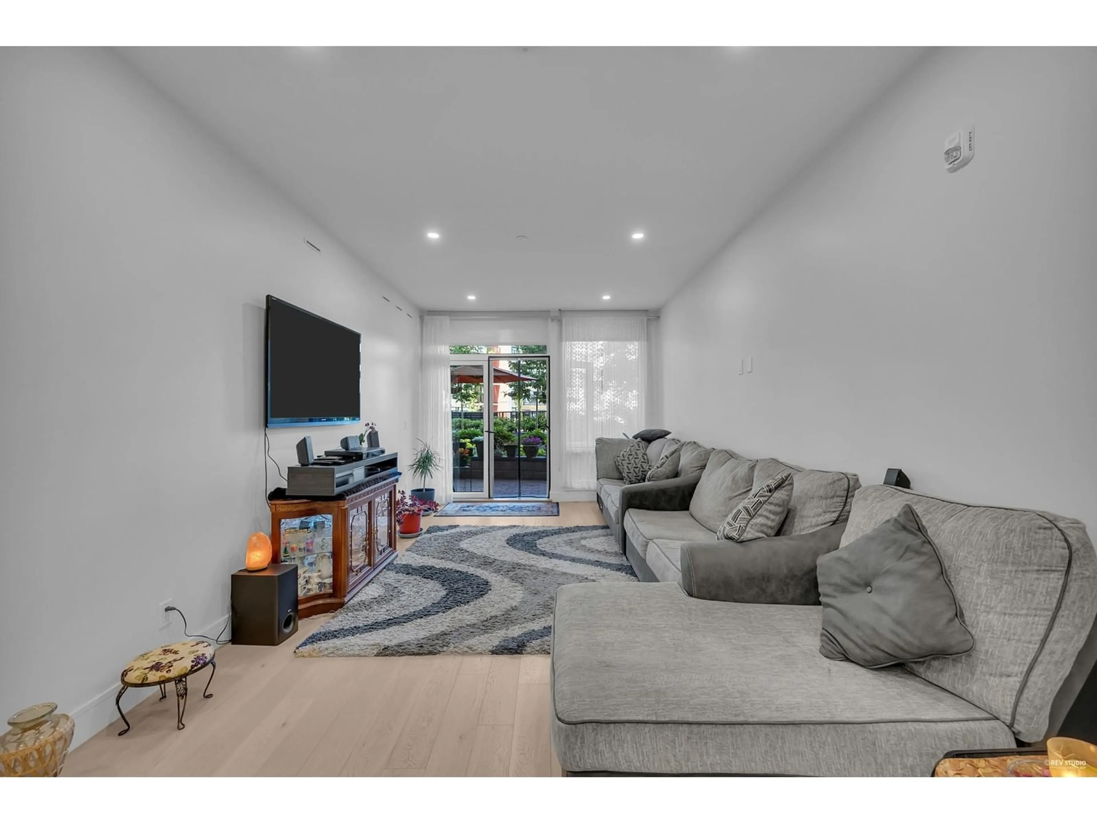 Living room, carpet floors for 101 20416 PARK AVENUE, Langley British Columbia V3A0N2