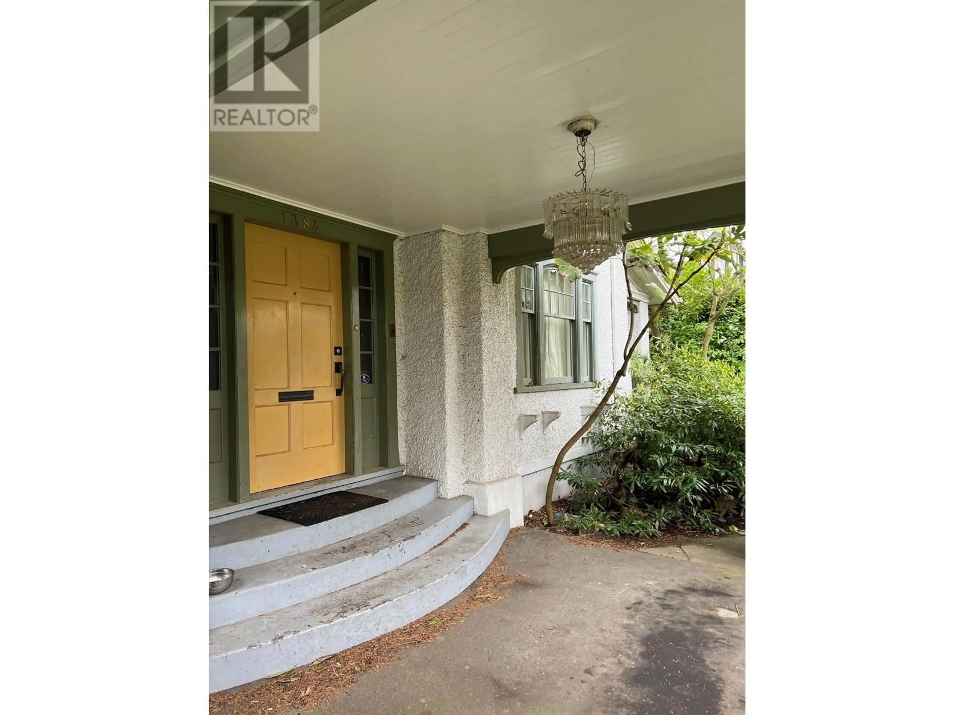 Indoor foyer, cement floor for 1384 W 32ND AVENUE, Vancouver British Columbia V6H2J3