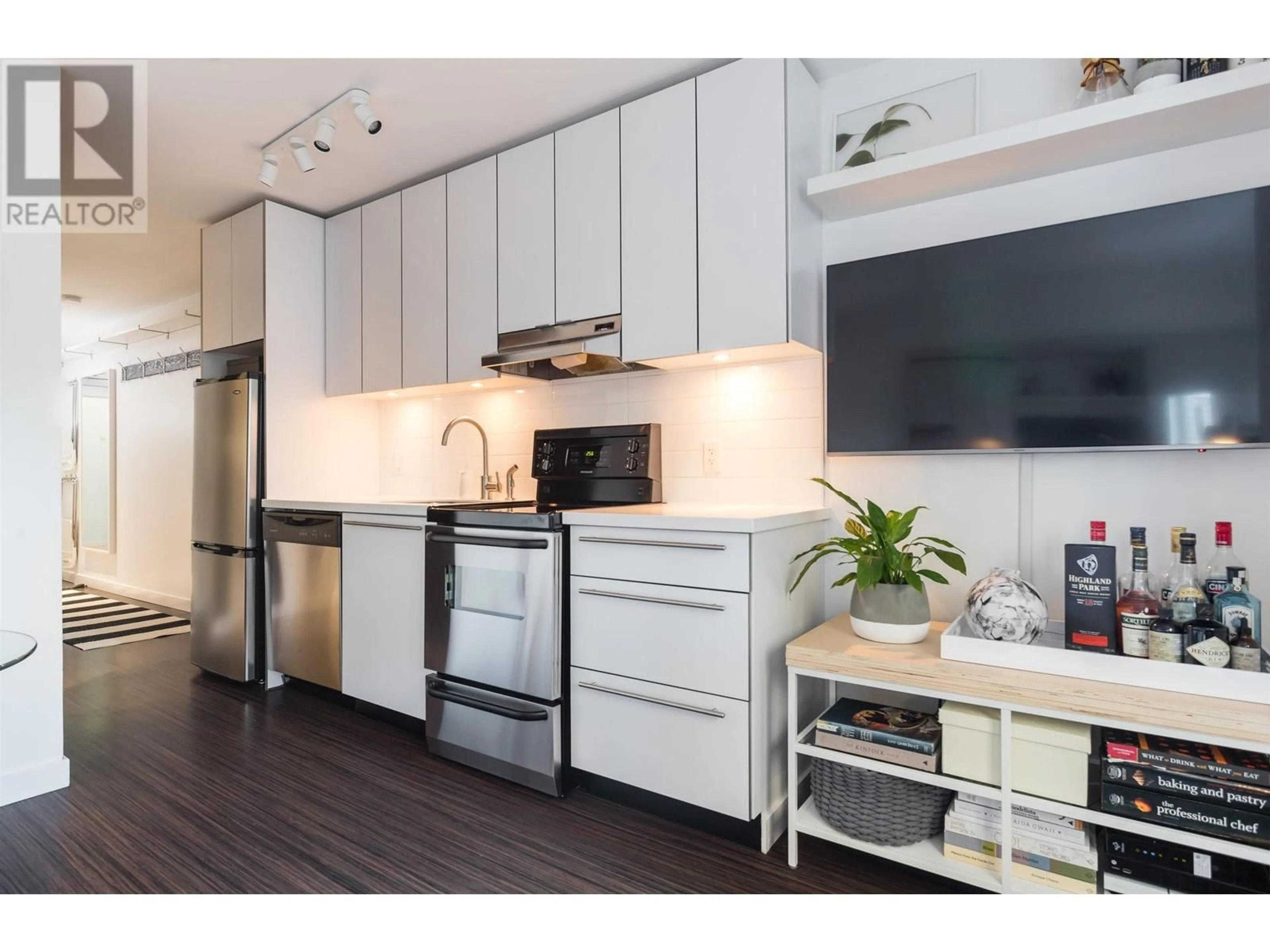 Open concept kitchen for 304 370 CARRALL STREET, Vancouver British Columbia V6B2J3