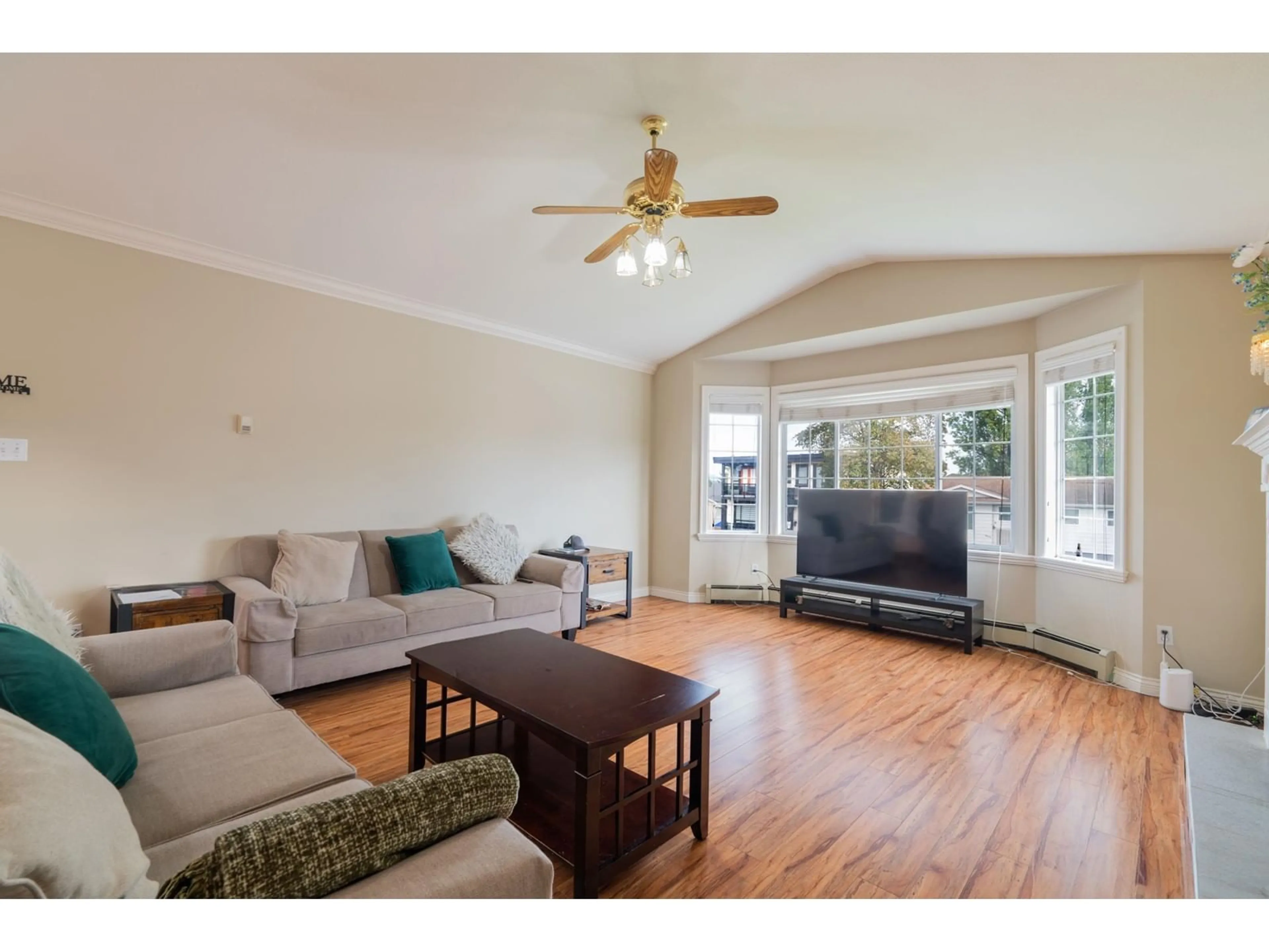 Living room, wood floors for 8053 DOMINION PLACE, Surrey British Columbia V3W6B2