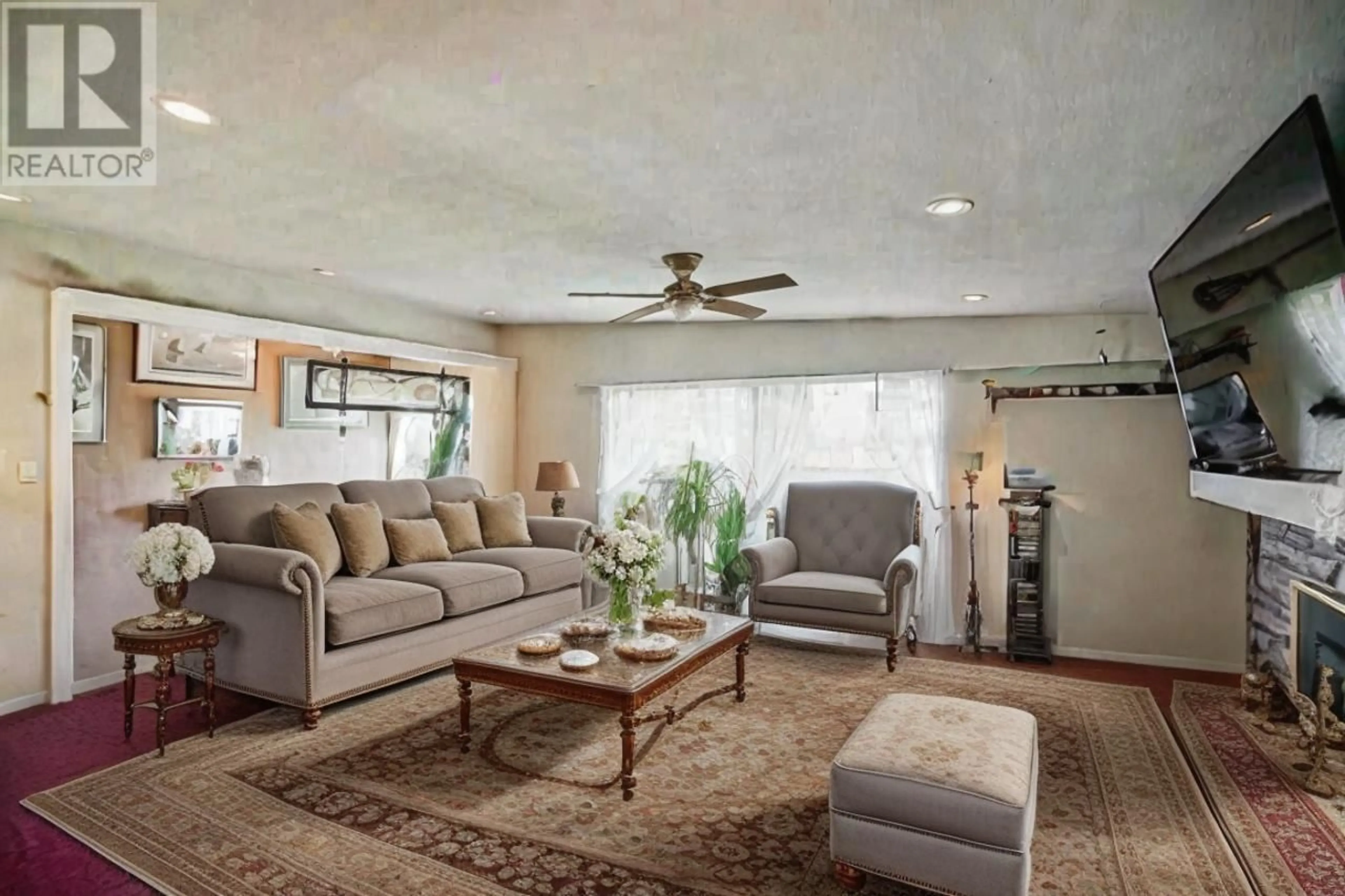 Living room, carpet floors for 4372 GRETA STREET, Burnaby British Columbia V5J1N8