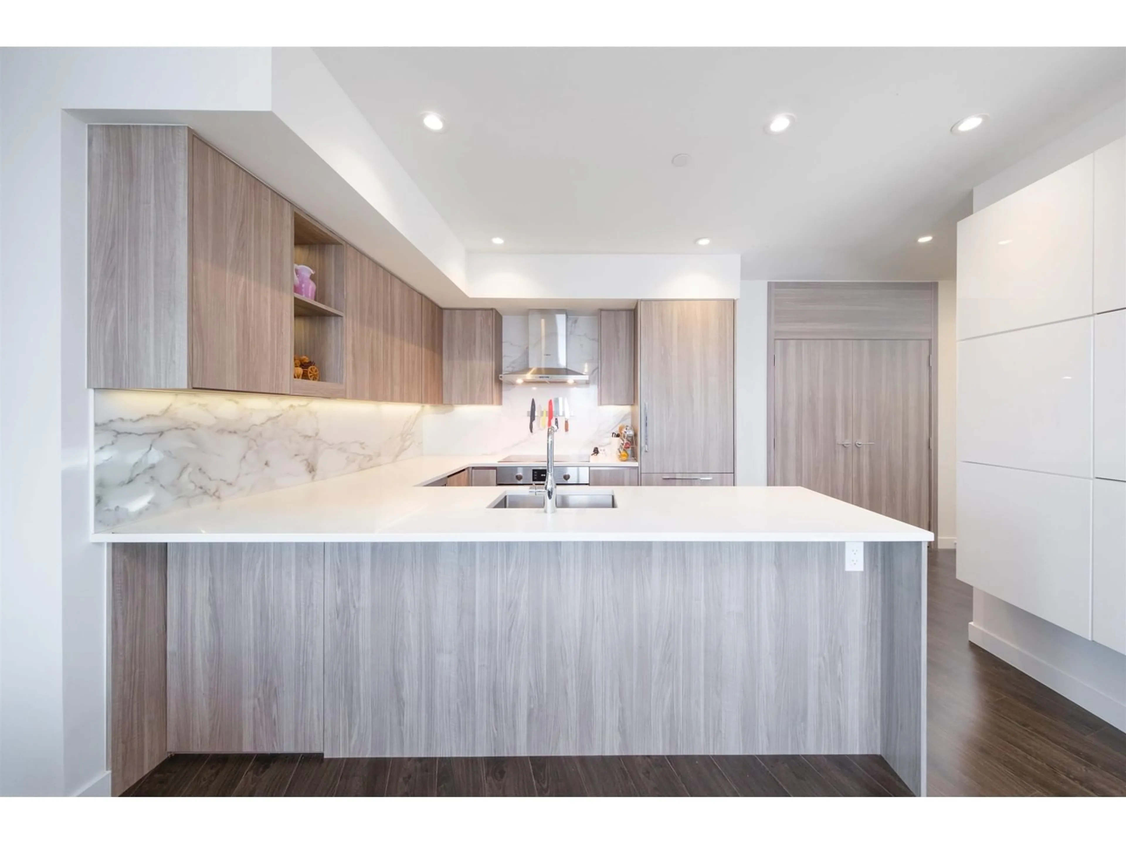 Contemporary kitchen, wood floors for 4105 9887 WHALLEY BOULEVARD, Surrey British Columbia V3T0P4