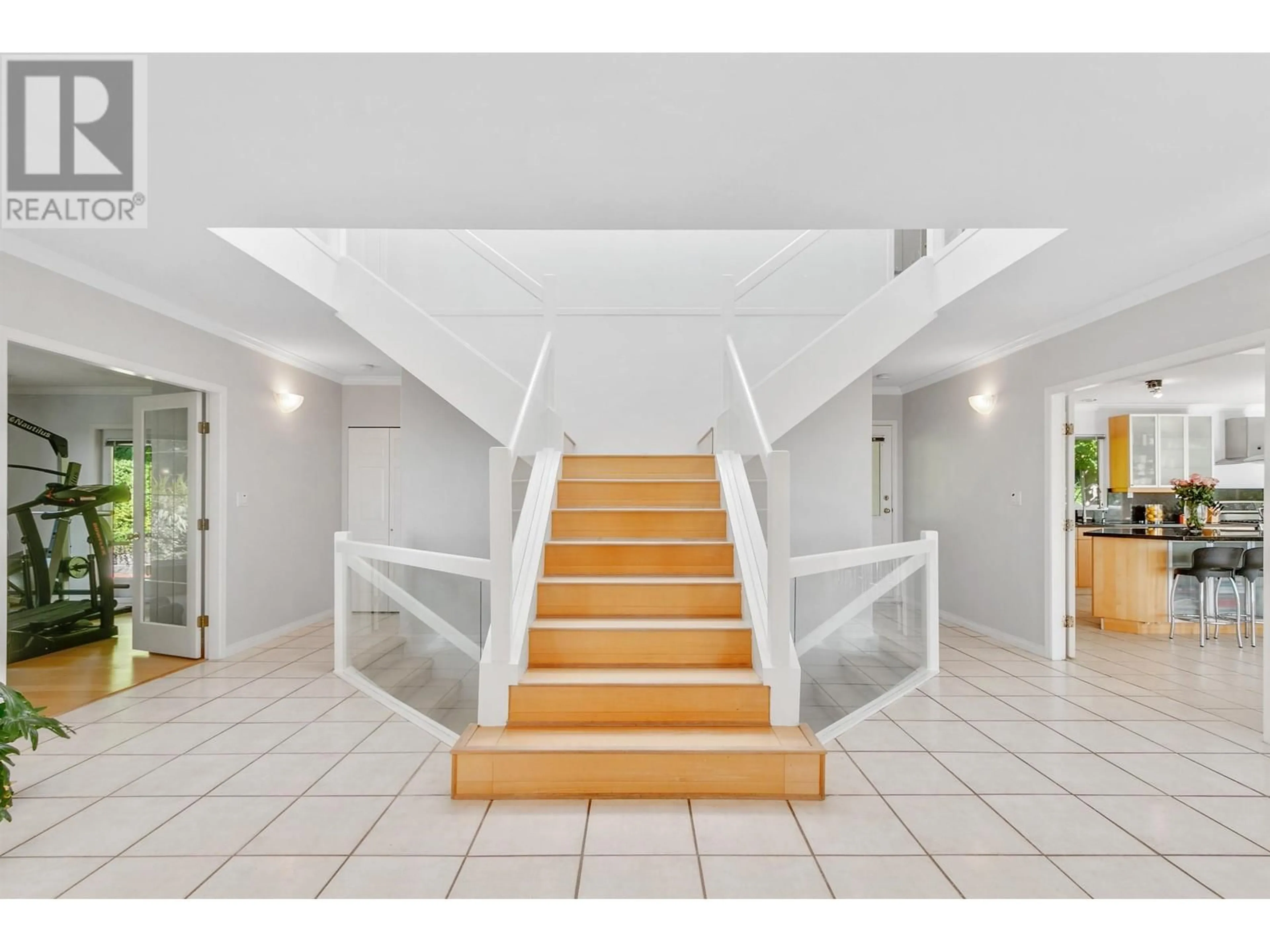 Indoor foyer, wood floors for 530 CRAIGMOHR DRIVE, West Vancouver British Columbia V7S1W6