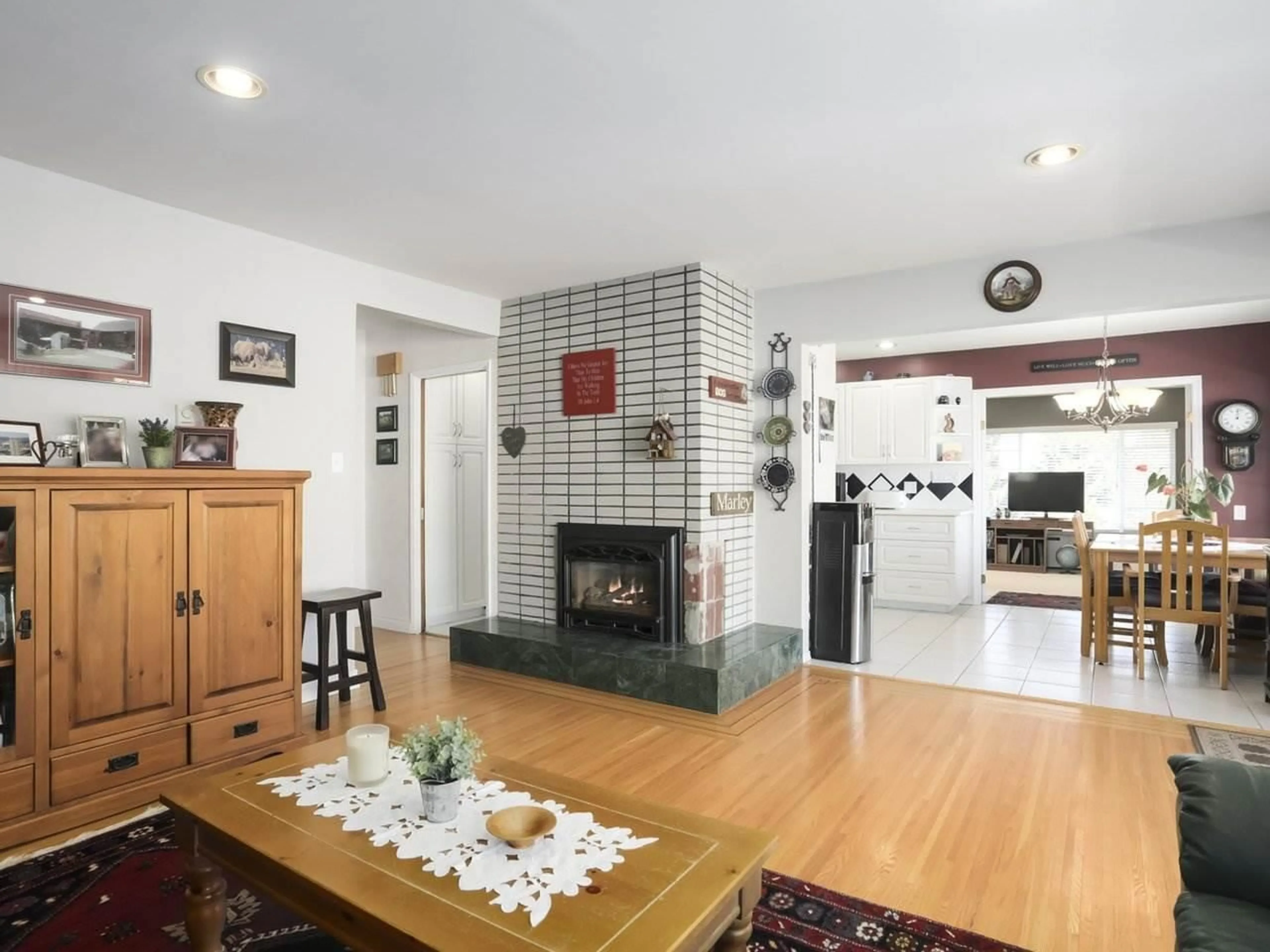 Living room, wood floors for 13929 114 AVENUE, Surrey British Columbia V3R2M1