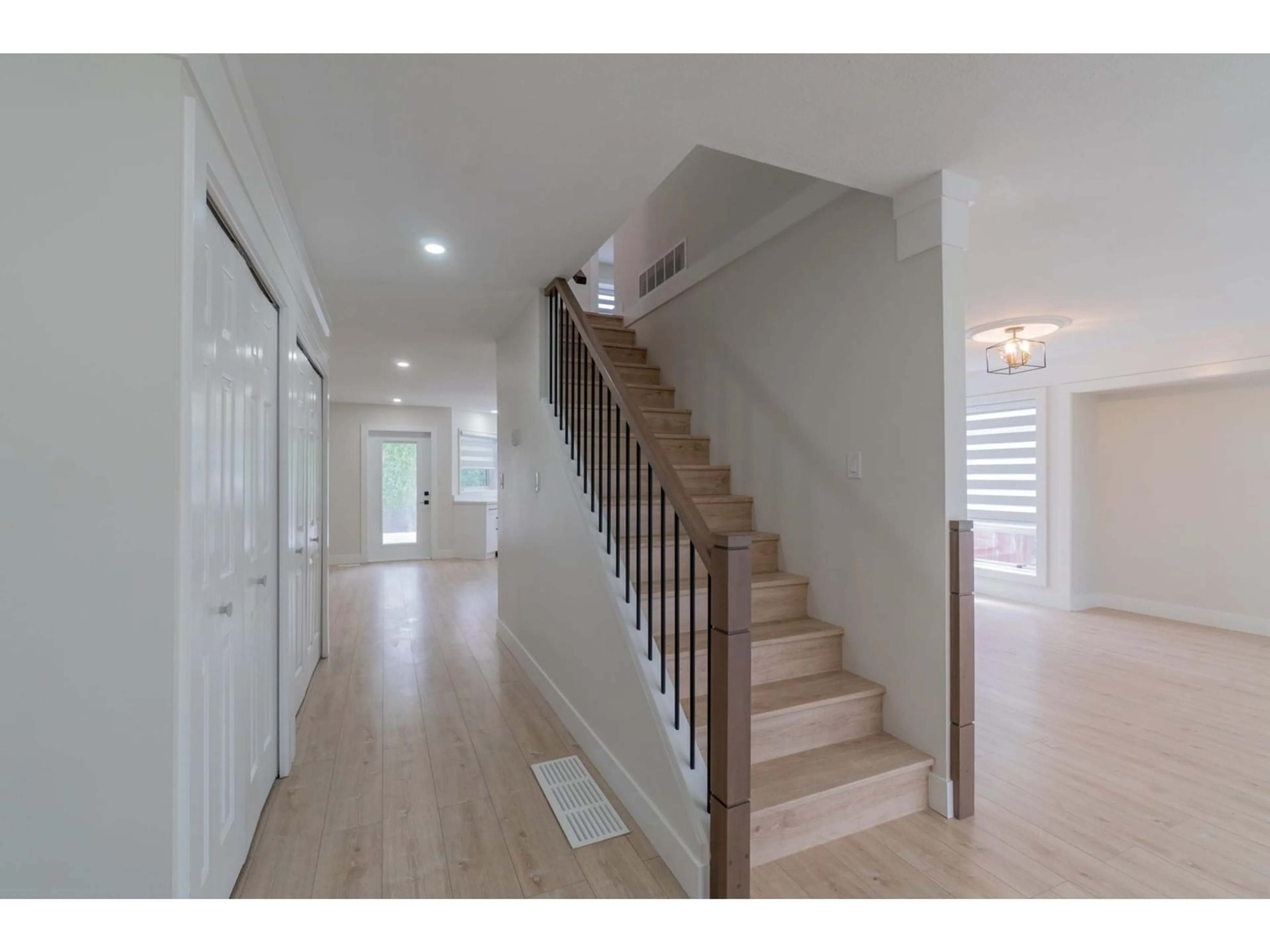 Indoor entryway, wood floors for 32128 BALFOUR DRIVE, Abbotsford British Columbia V2T5C2